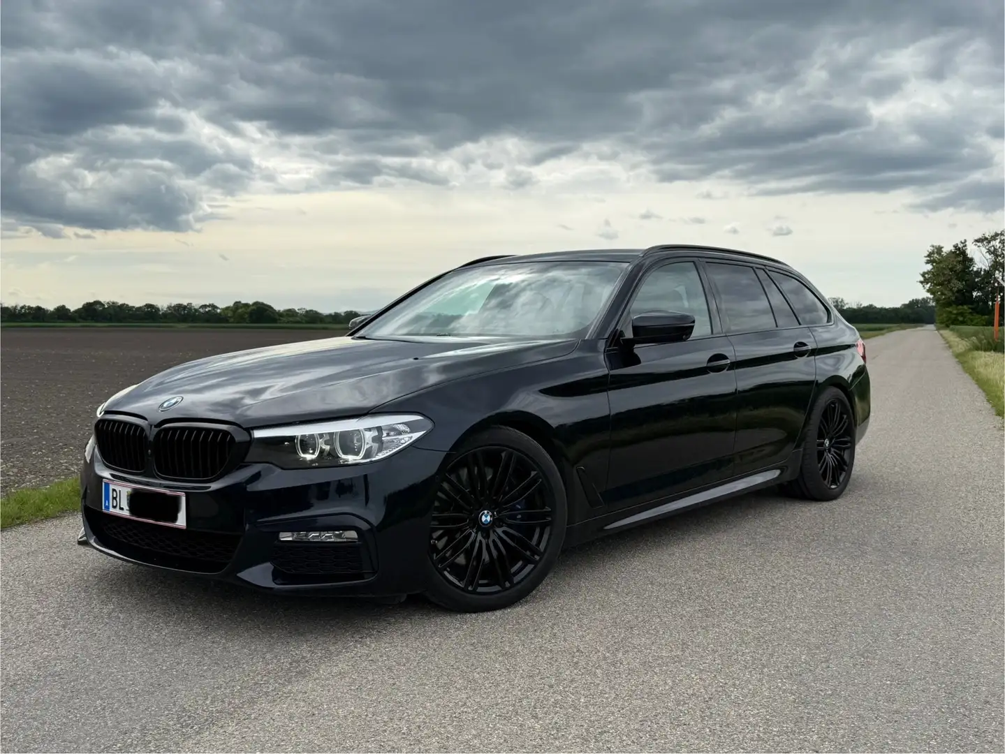 BMW 540 540i Touring xDrive Aut. B58 LM650 Schwarz - 1