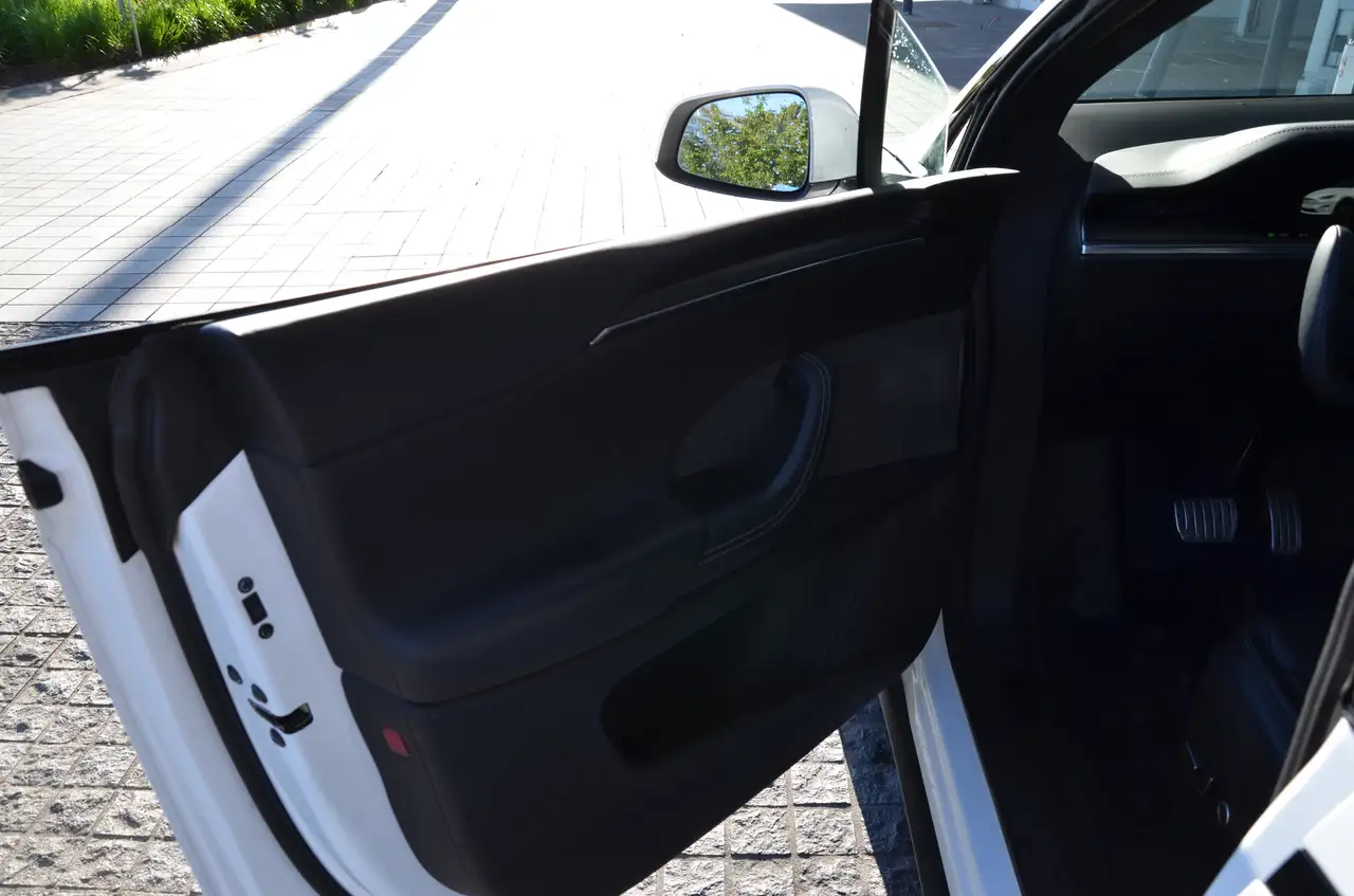 Tesla Model X снимка Tesla Model X