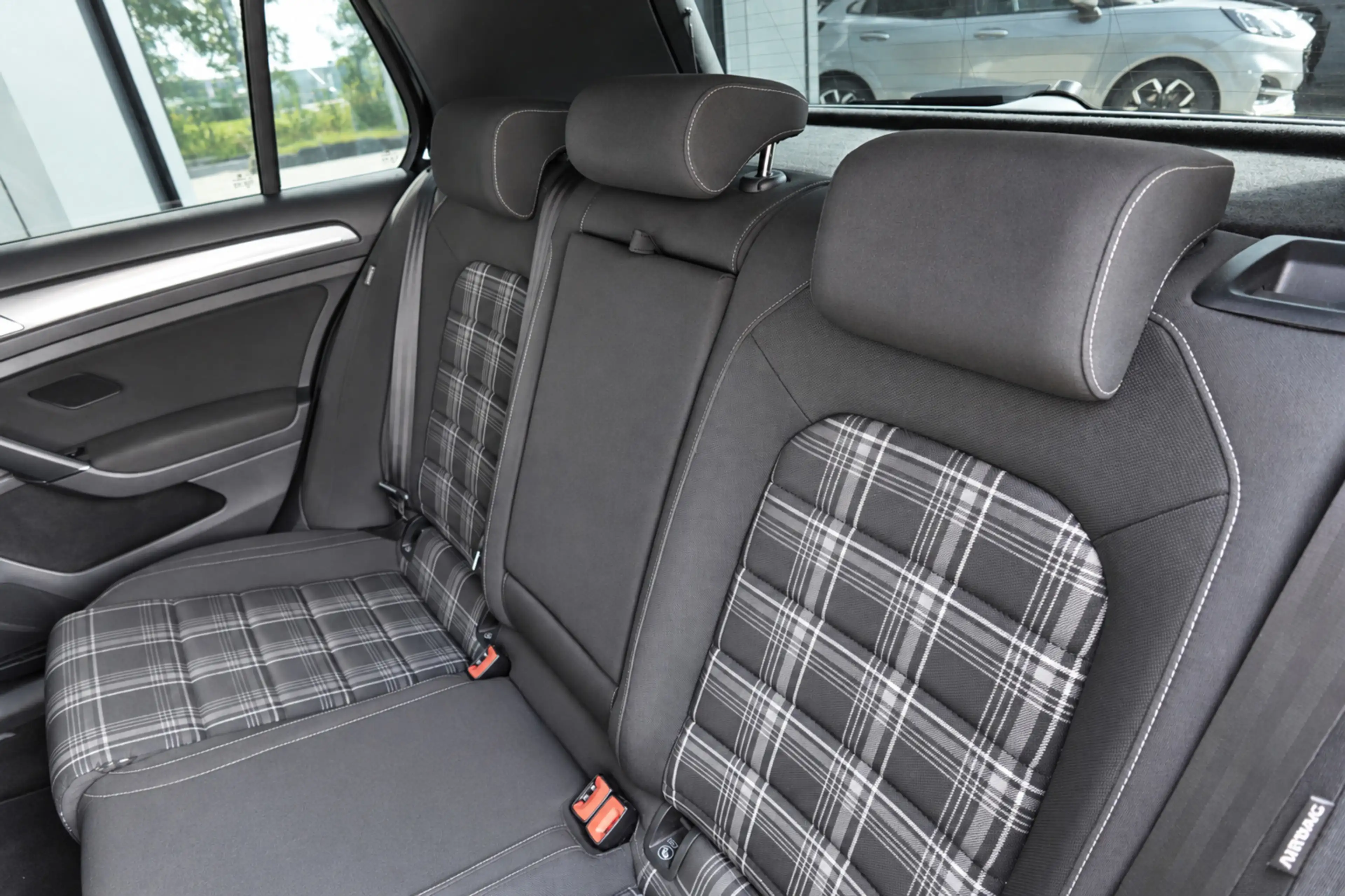 Volkswagen Golf GTD 2.0 TDI PANO KEYLESS DYNAUDIO — photo 7
