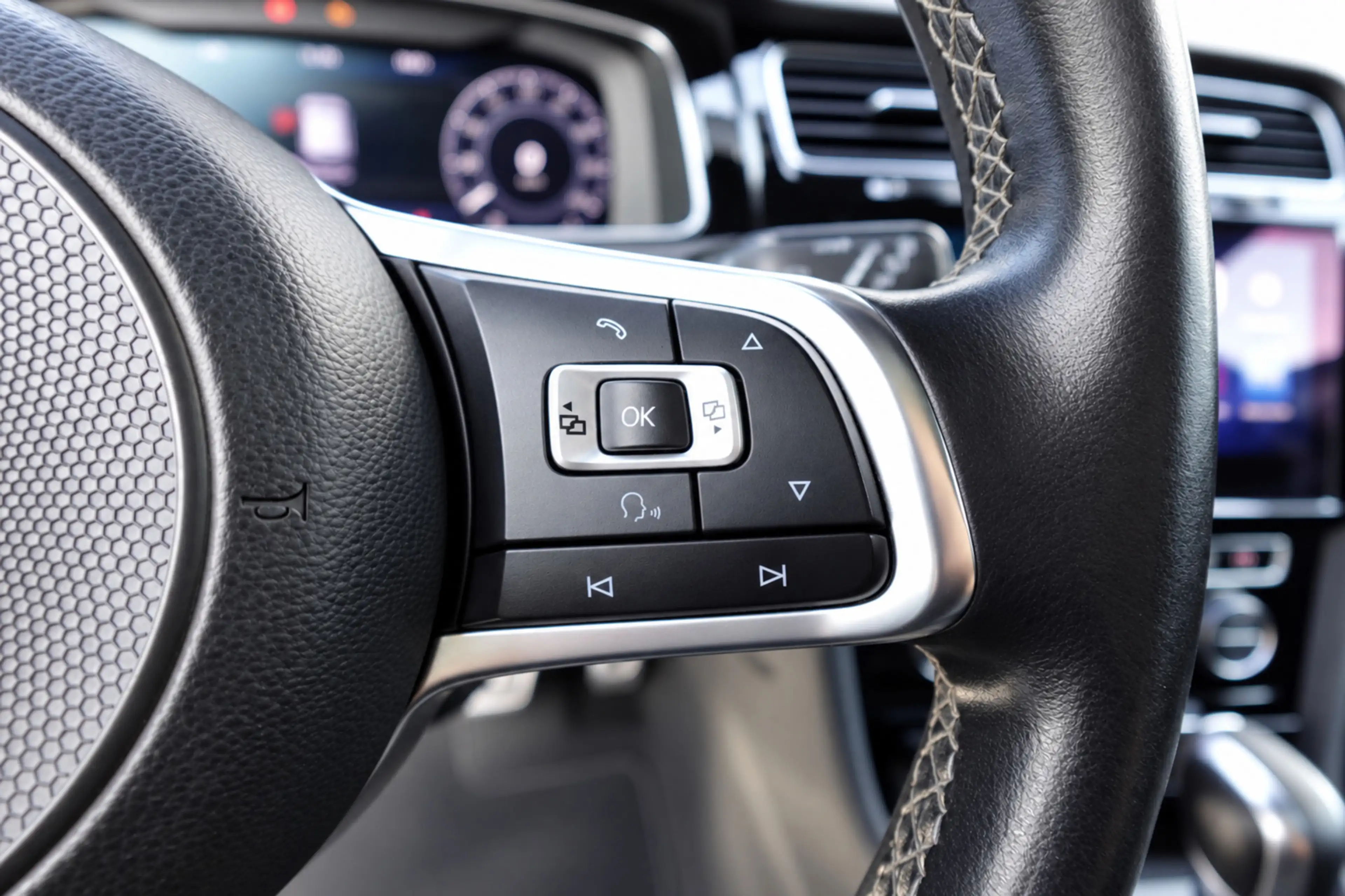 Volkswagen Golf GTD 2.0 TDI PANO KEYLESS DYNAUDIO — photo 15