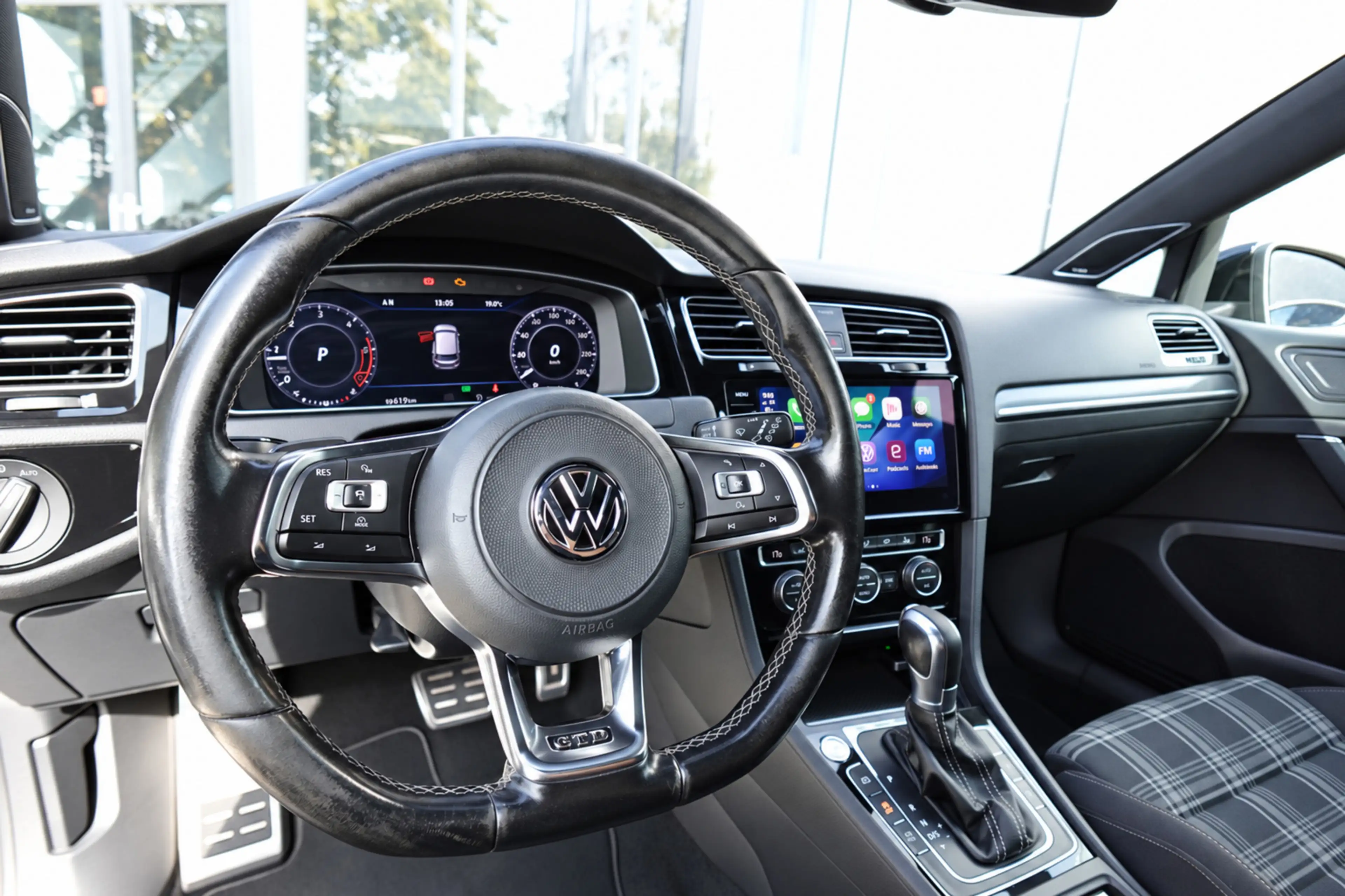 Volkswagen Golf GTD 2.0 TDI PANO KEYLESS DYNAUDIO — photo 4