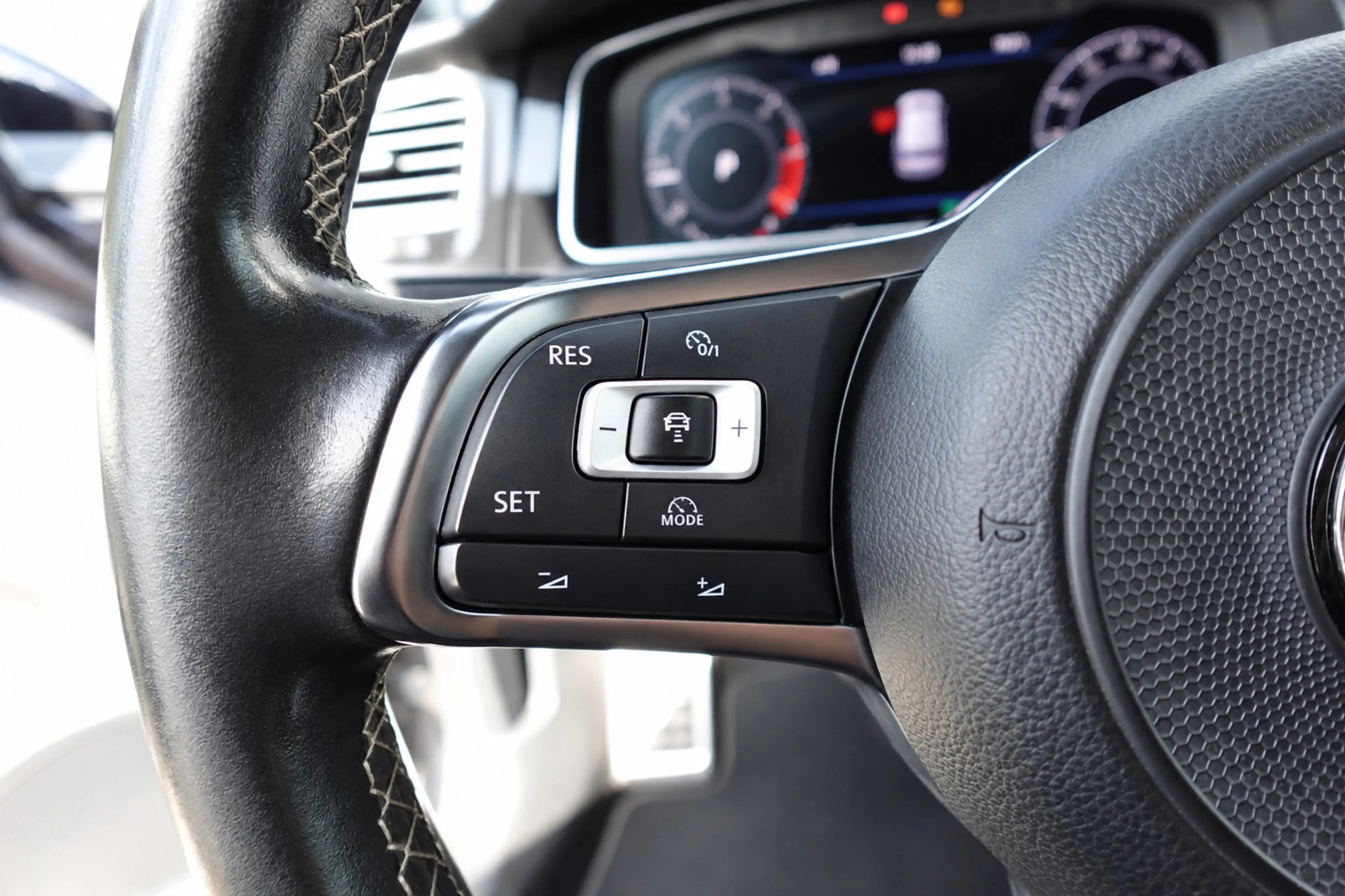 Volkswagen Golf GTD 2.0 TDI PANO KEYLESS DYNAUDIO — photo 11