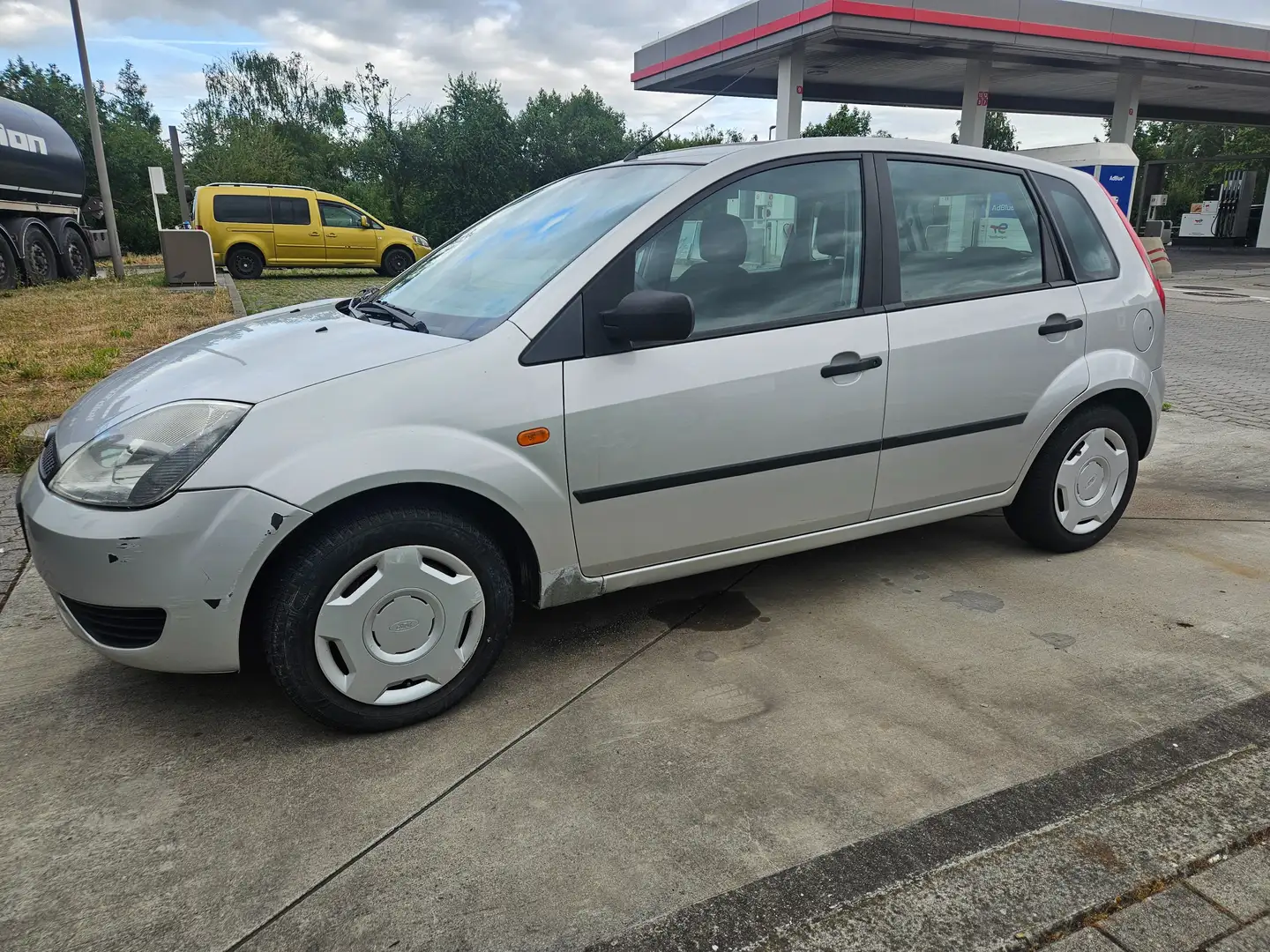 Ford Fiesta 1.4 Ambiente Silber - 1
