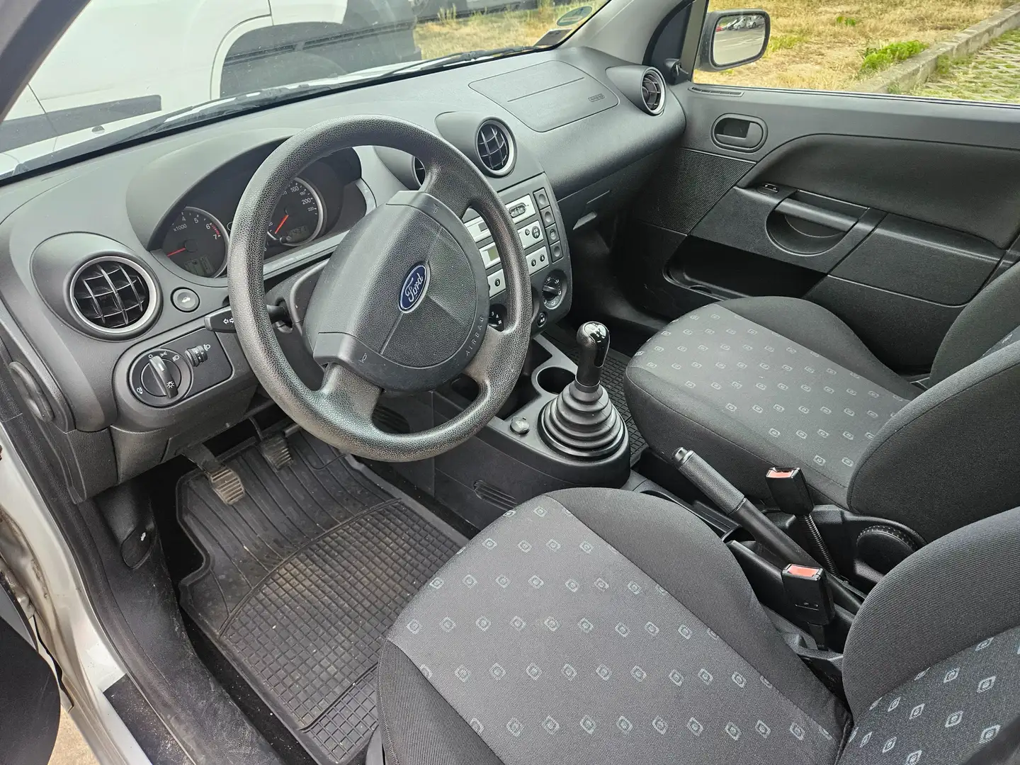 Ford Fiesta 1.4 Ambiente Silber - 2