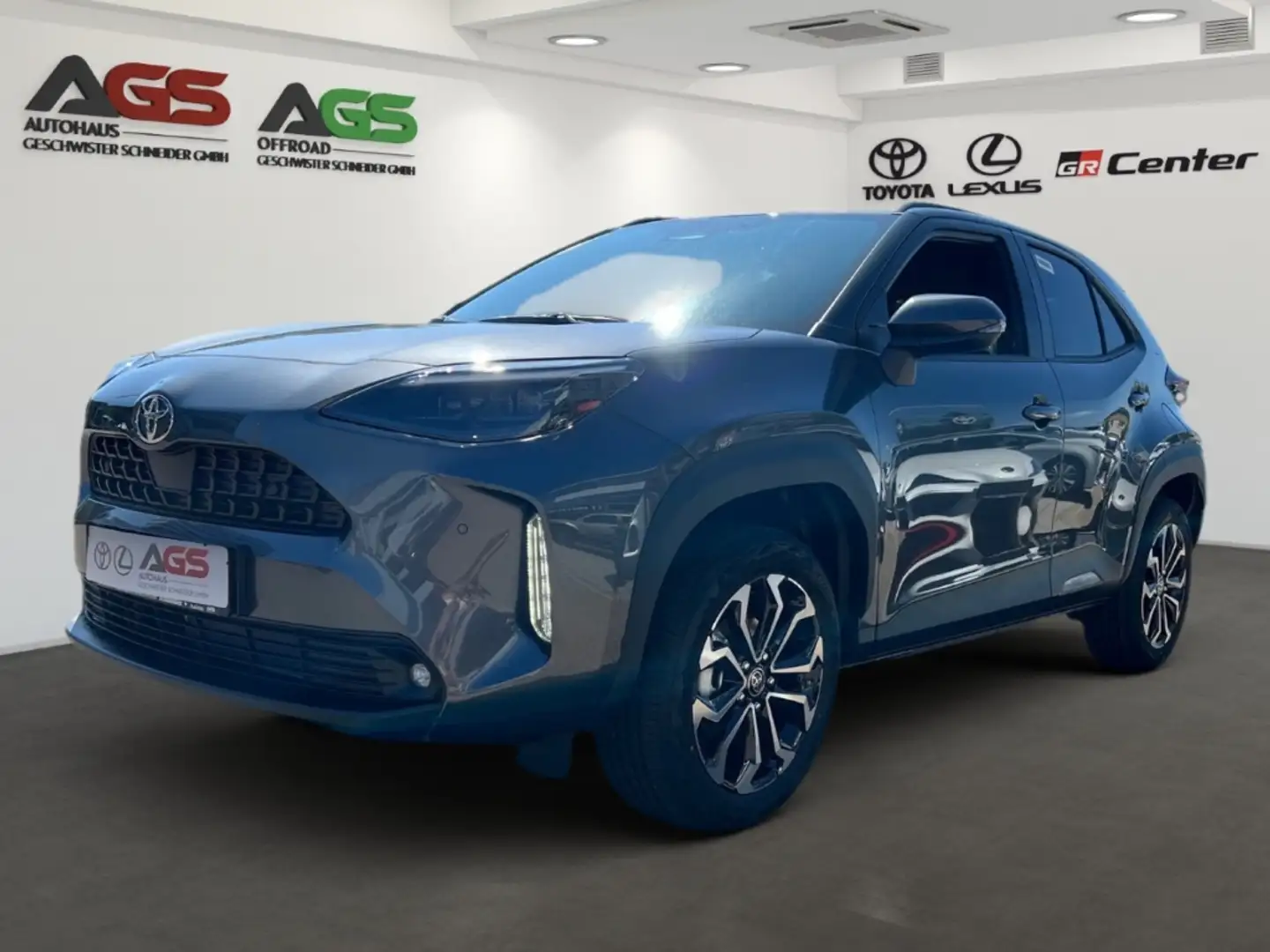 Toyota Yaris Cross 1,5l Teamplayer 4x4 Hybrid Safety + Winter Grau - 1