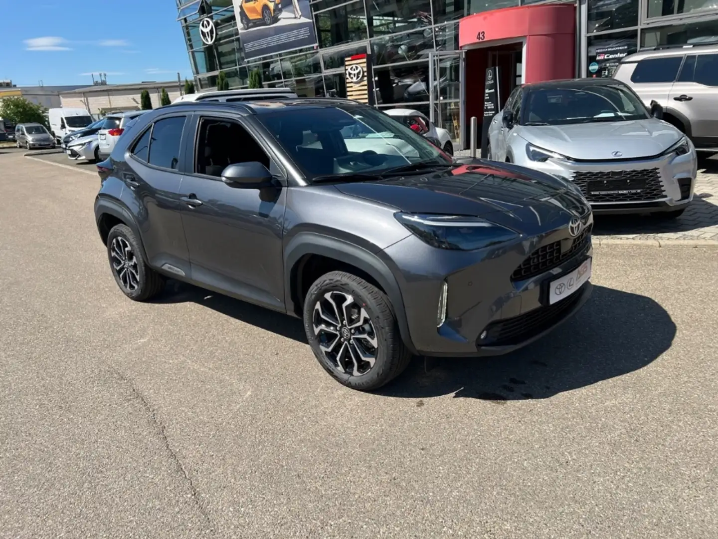 Toyota Yaris Cross 1,5l Teamplayer 4x4 Hybrid Safety + Winter Grau - 2