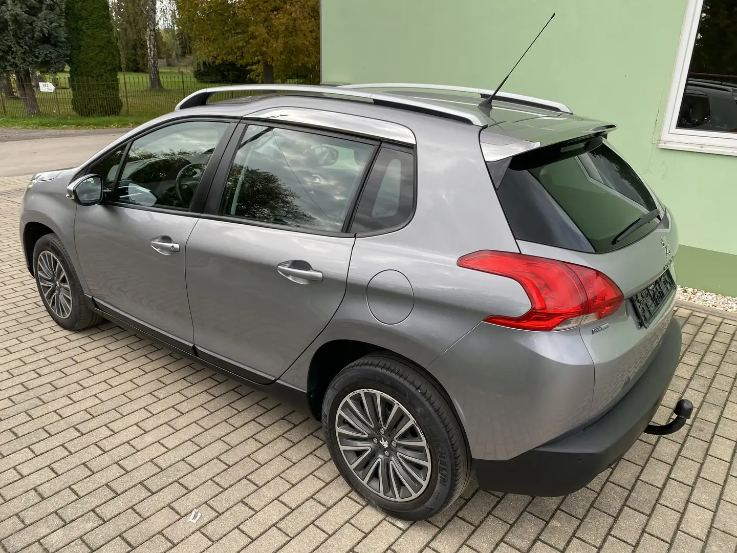 Peugeot 2008 Active*Scheckheftgepflegt*Standheizung*AHK*KLIMA* Gris - 2