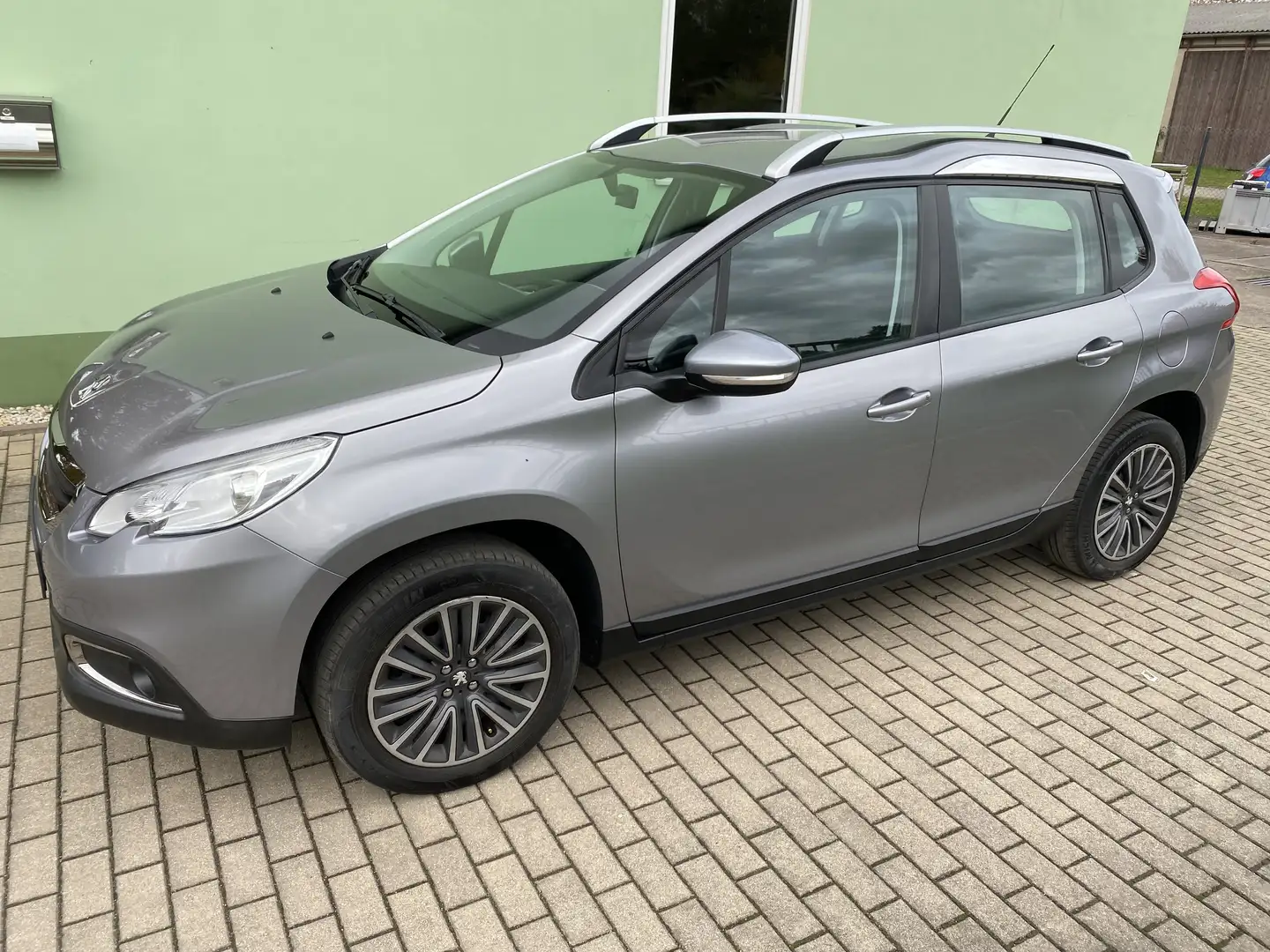 Peugeot 2008 Active*Scheckheftgepflegt*Standheizung*AHK*KLIMA* Gris - 1