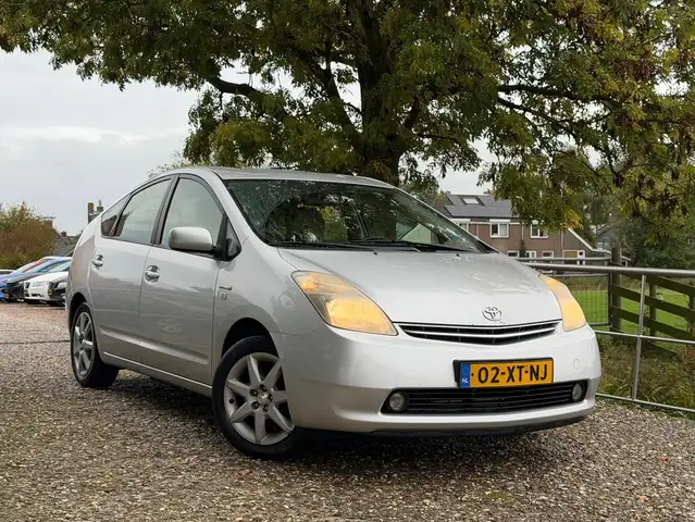 Toyota Prius 1.5 VVT-i Tech Edition | Keyless + Camera + Cruise