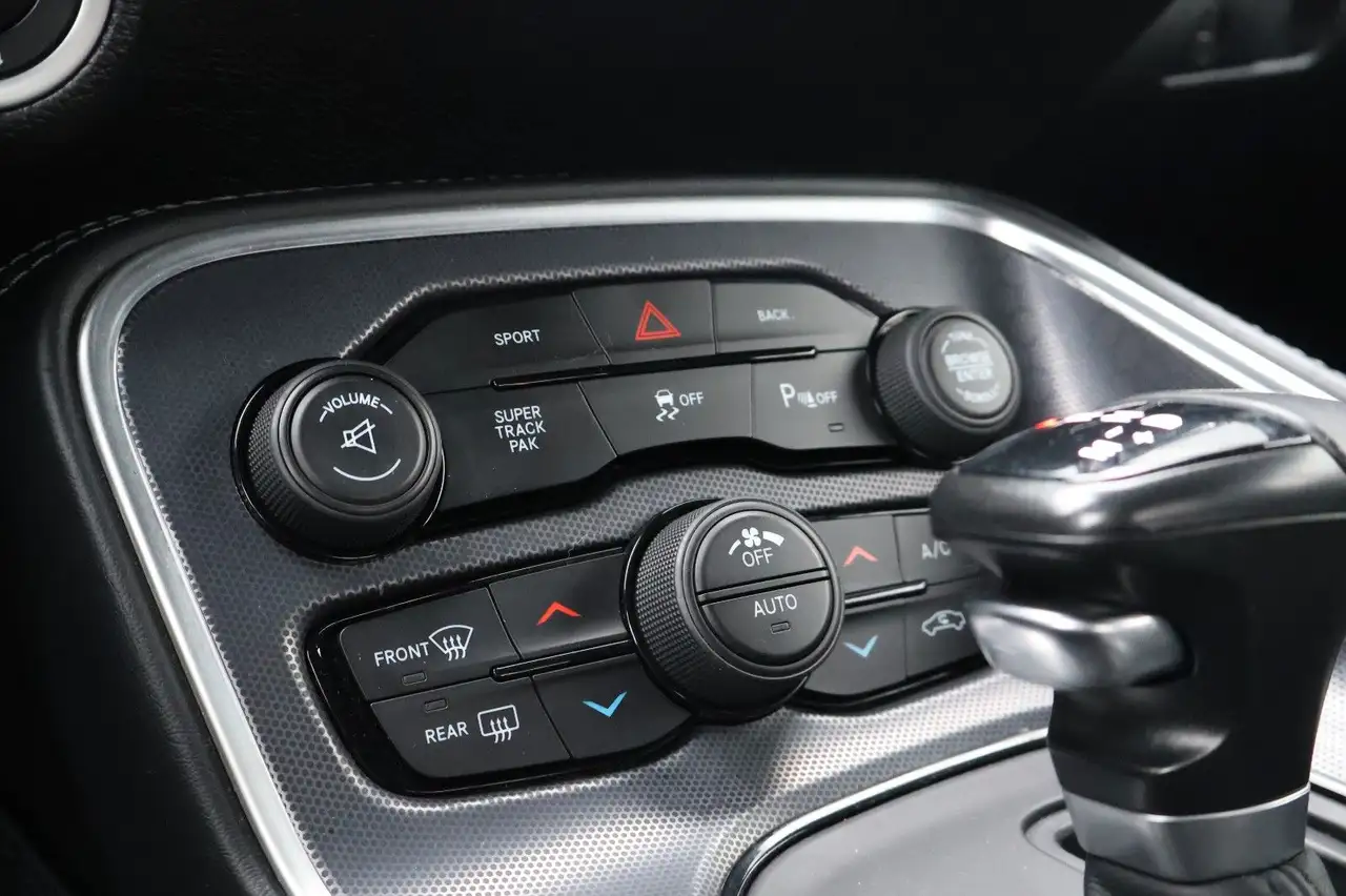 Dodge Challenger 2022 — фото 15