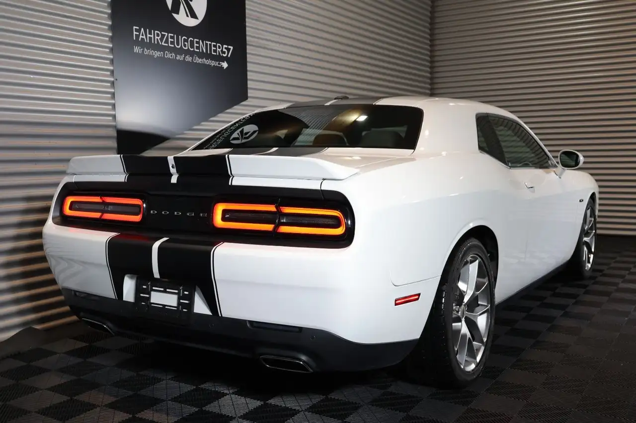 Dodge Challenger 2022 — фото 7