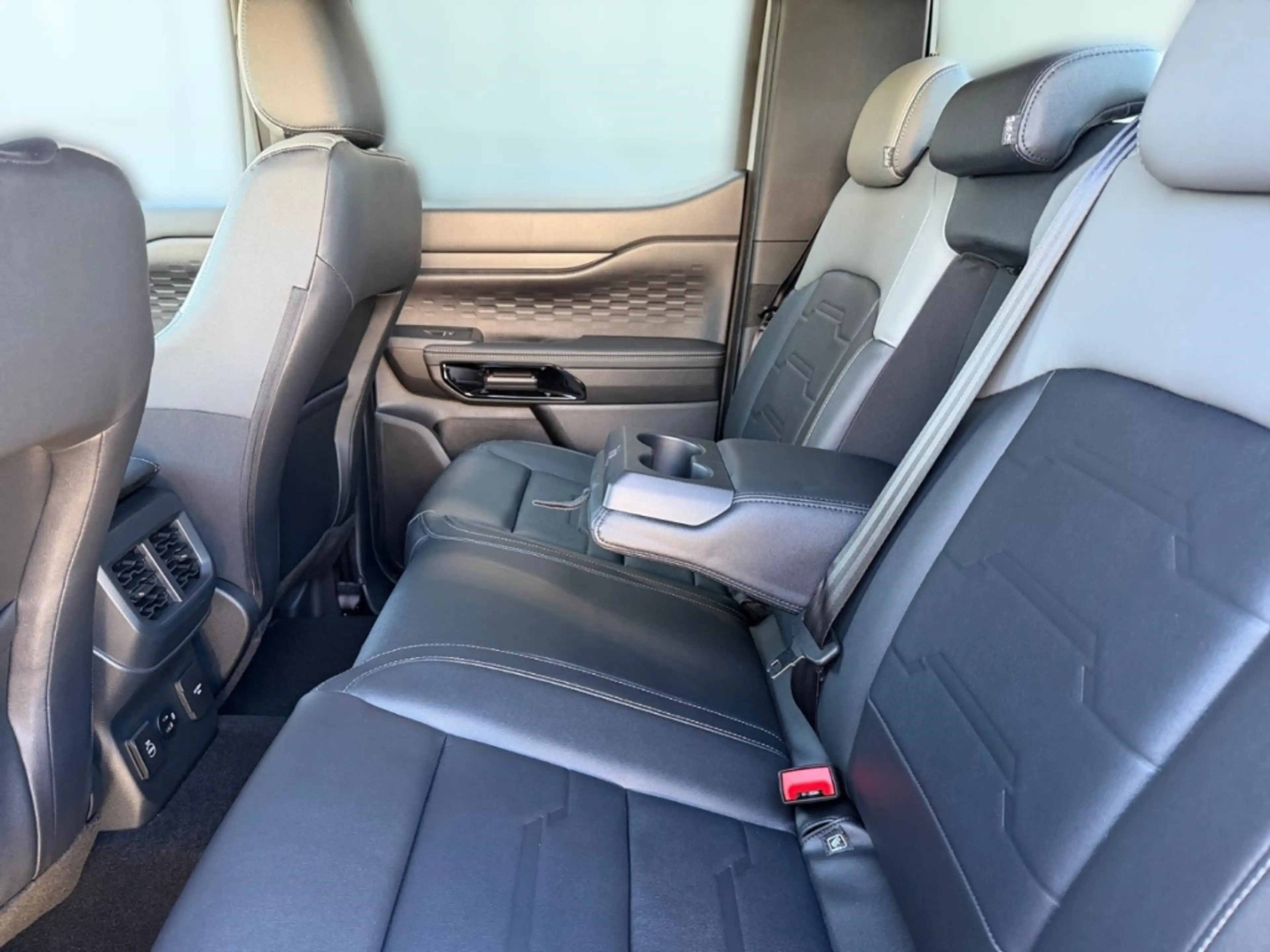 Ford Ranger 2.3l PHEV DoKa Limited AWD AHK man. Laderaumrollo — photo 11