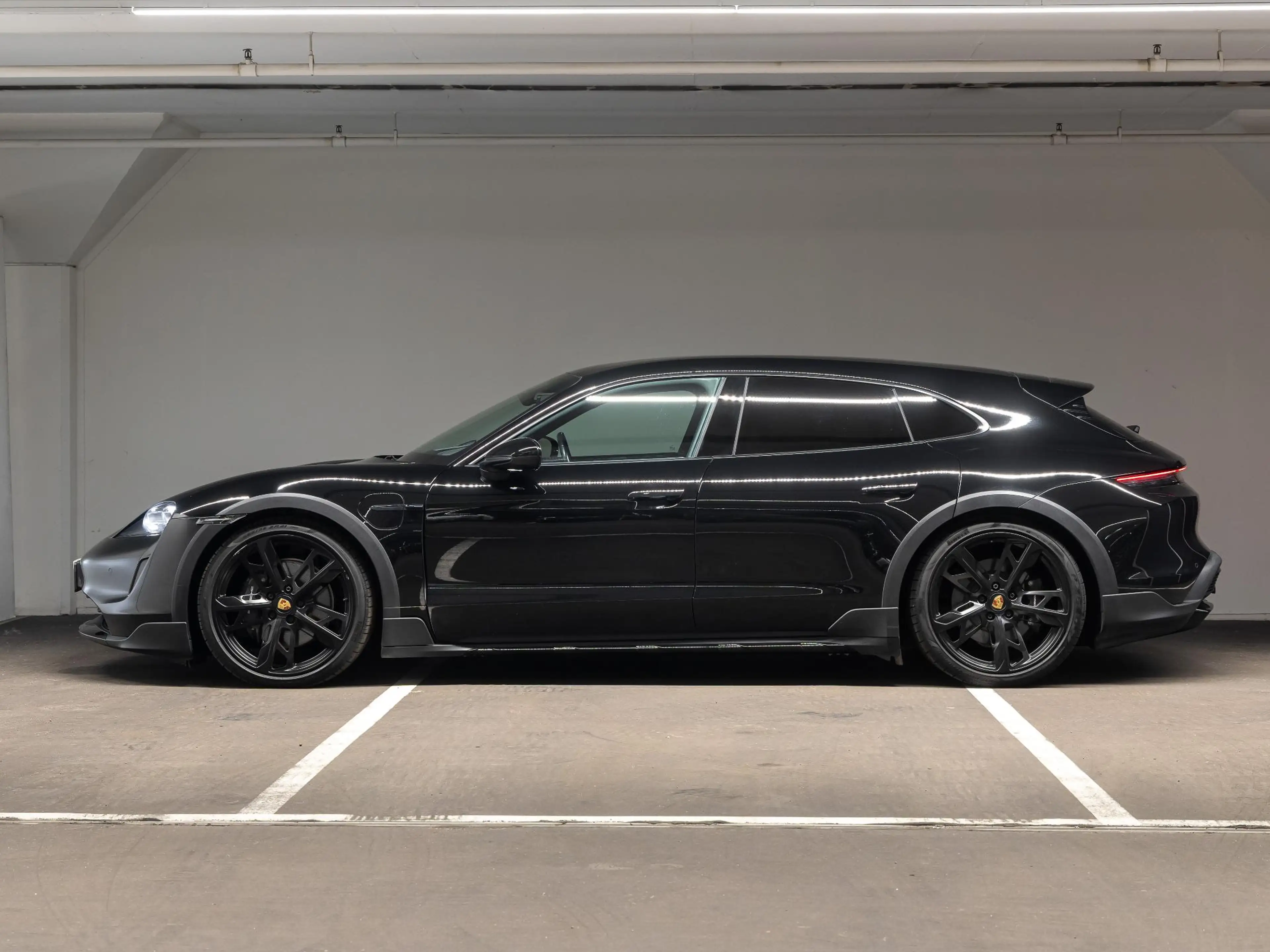 Porsche Taycan Cross Turismo 4 93 kWh — photo 2
