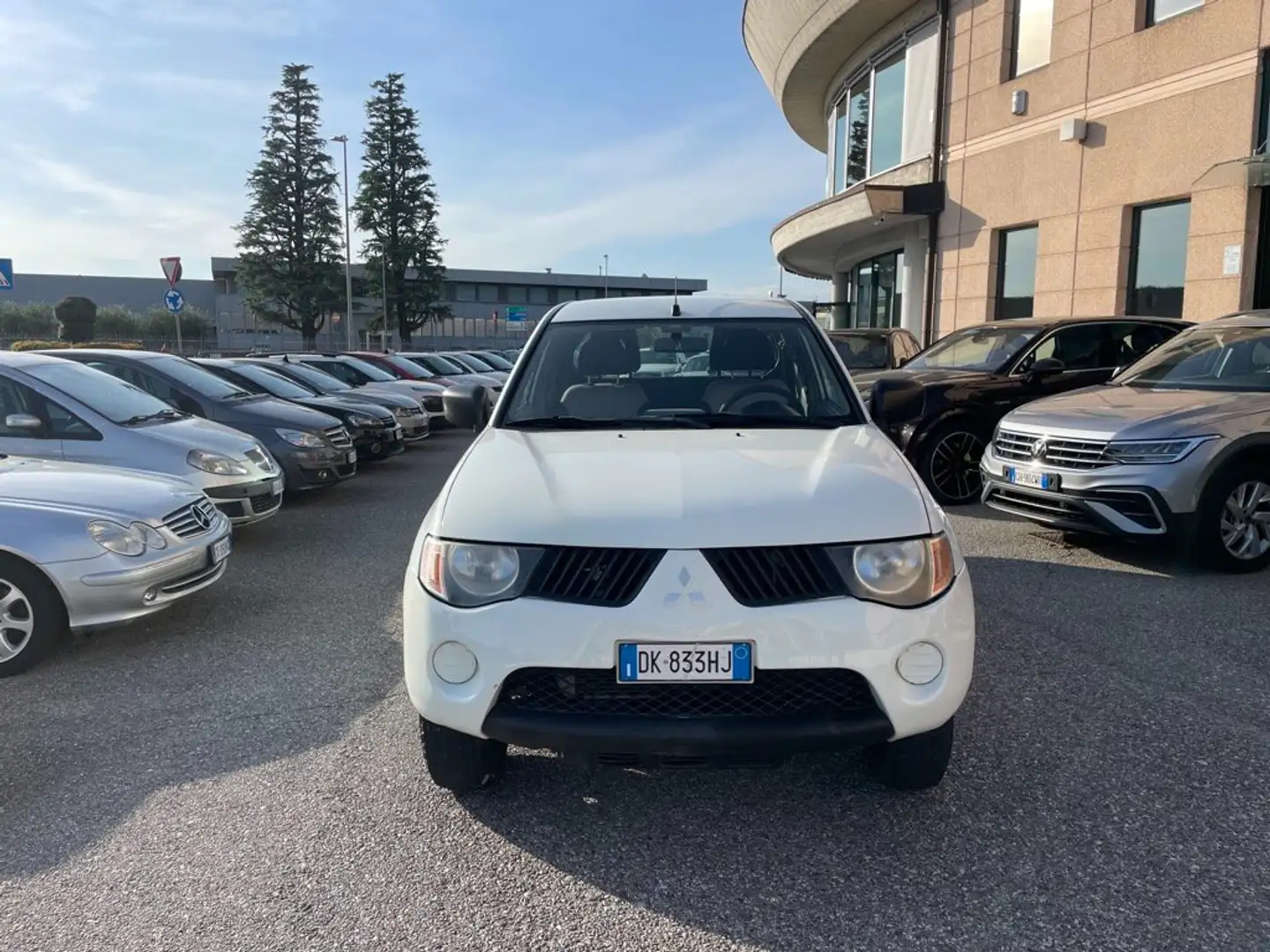 Mitsubishi L200 CLUB cab 2.5 di-d Invite 4 POSTI 2 PORTE CLIMA 4X4 Bianco - 2