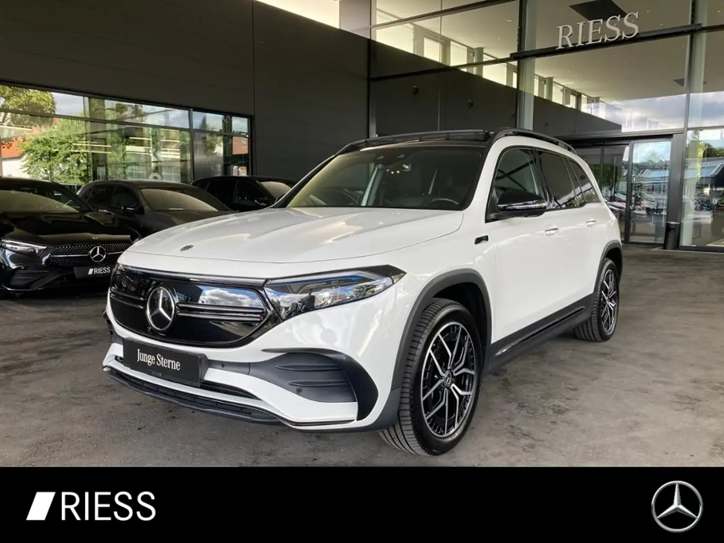 Mercedes-Benz EQB 300 4M AMG 360 PANO HUD KEYL DC-LADER NIGHT Wit - 1