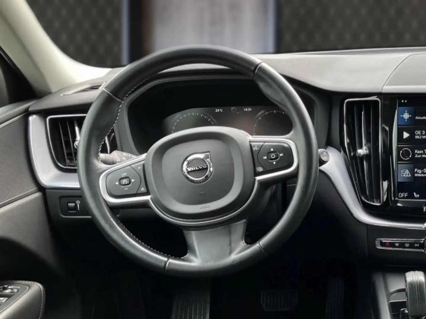 Volvo XC60 B4 AWD Momentum Pro Geartronic Schwarz - 2
