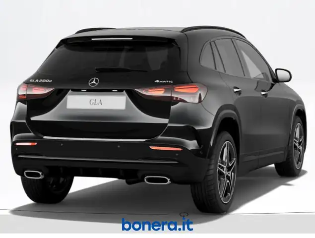 Mercedes-Benz GLA view 3