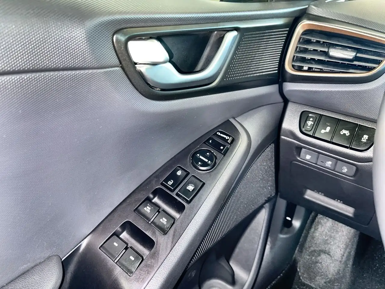 Hyundai IONIQ снимка Hyundai IONIQ