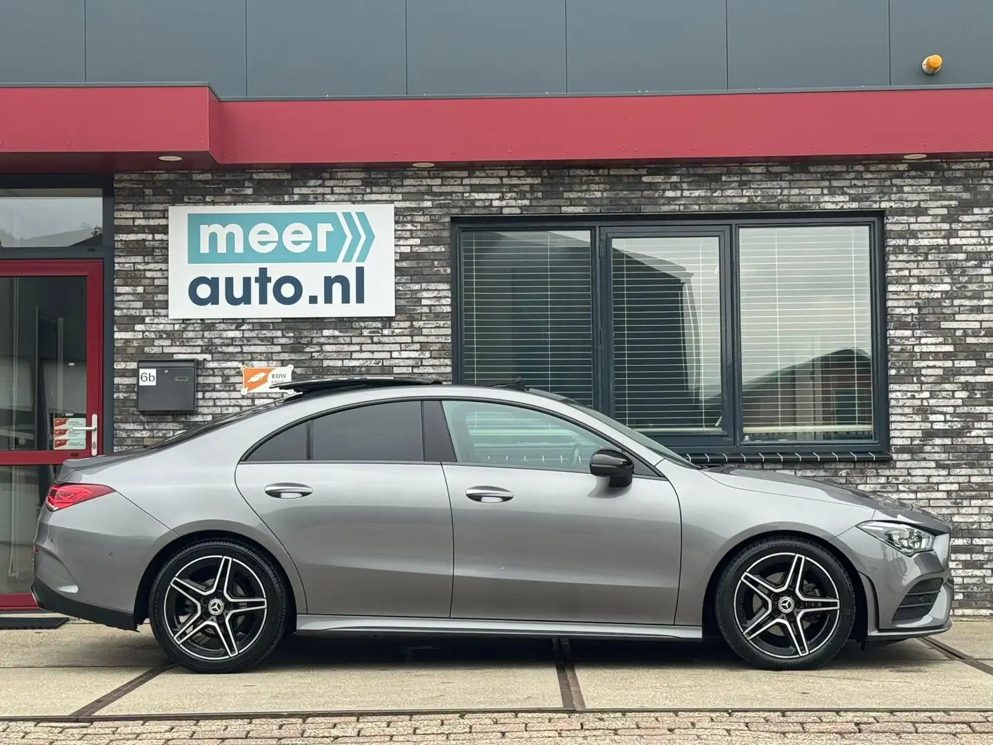 Mercedes-Benz CLA 180 AMG PANO l SFEER l MATRIX l KEYLESS l CAMERA l CAR Grijs - 2