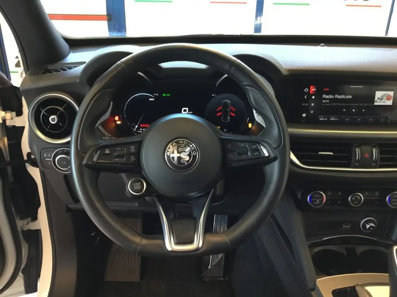 Alfa Romeo Stelvio 2025 — фото 11