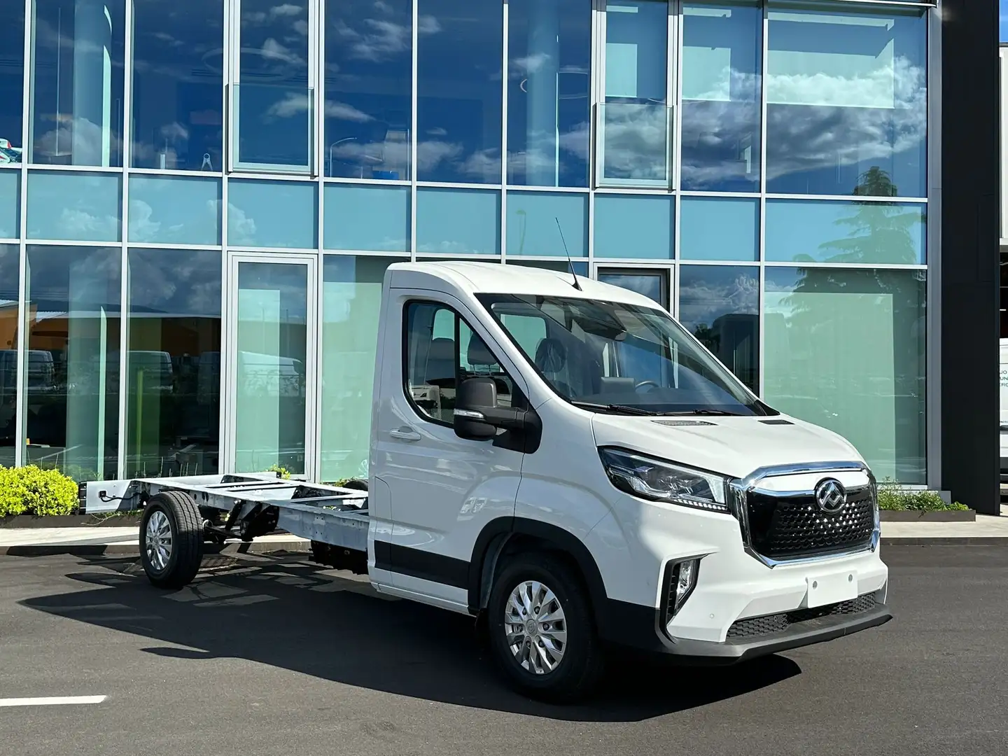 Maxus eDeliver 9 Chassis Cab L4 65KWh Pronta Consegna Bianco - 2