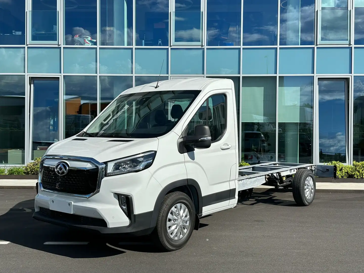 Maxus eDeliver 9 Chassis Cab L4 65KWh Pronta Consegna Bianco - 1