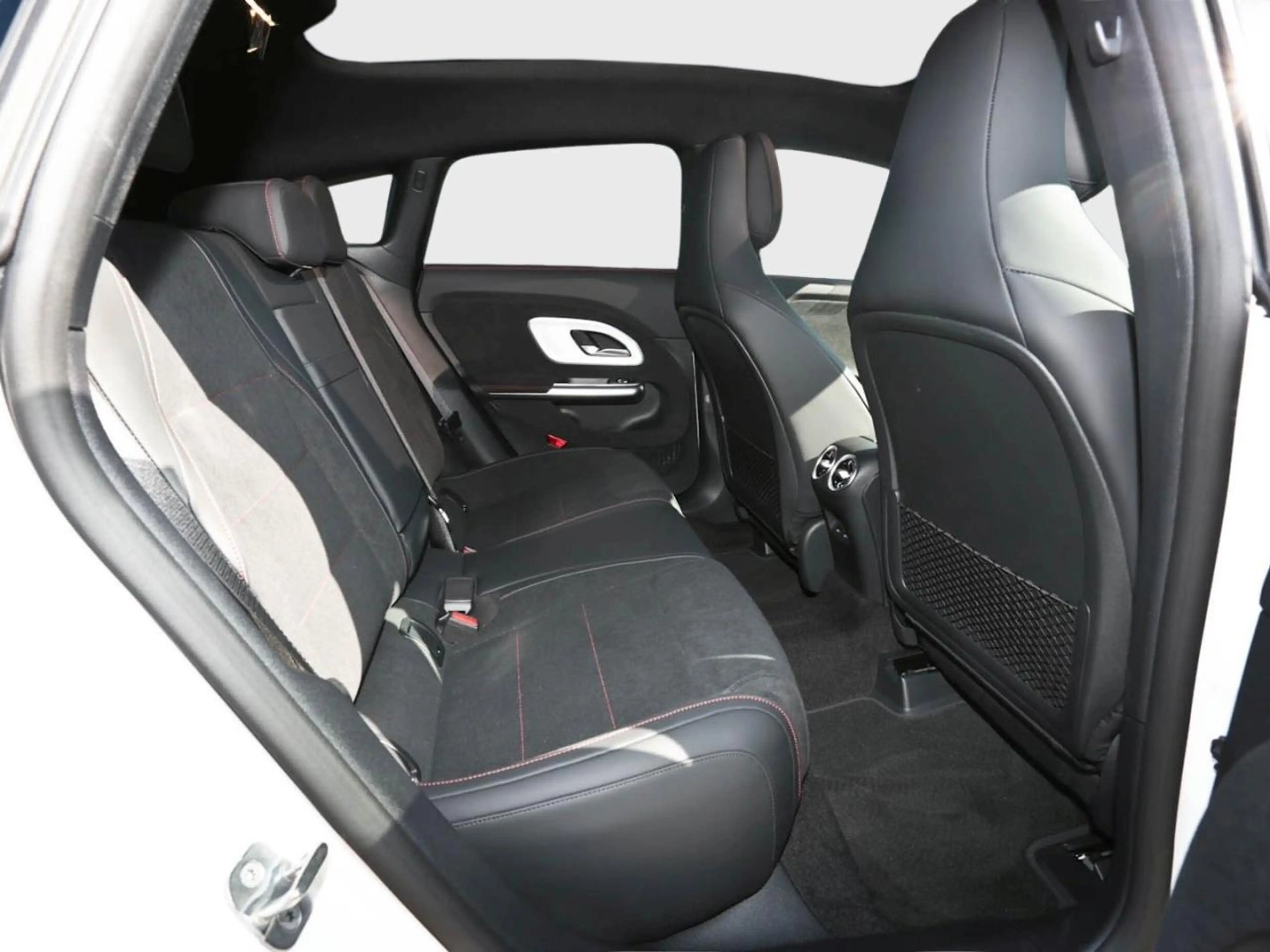 Mercedes-Benz CLA 200 Shooting Brake AMG Panorama Easy-P AHK — photo 11