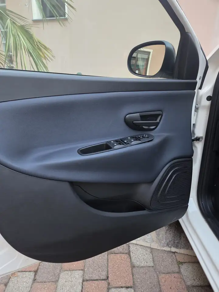 Lancia Ypsilon 2024 — фото 15