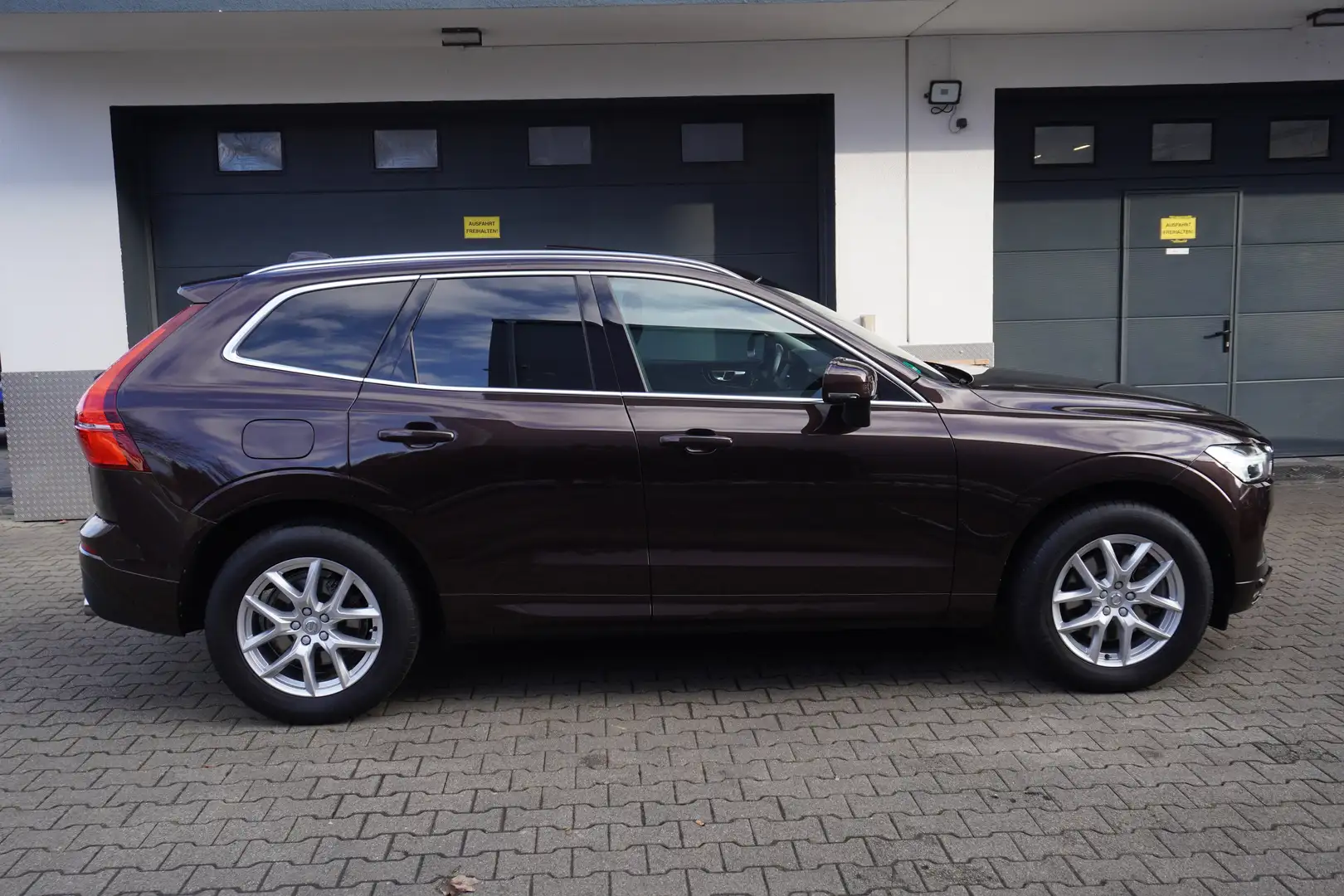Volvo XC60 D4 Momentum AWD Aut. LEDER+NAVI+PANORAM+KAMERA+ALU Brun - 2