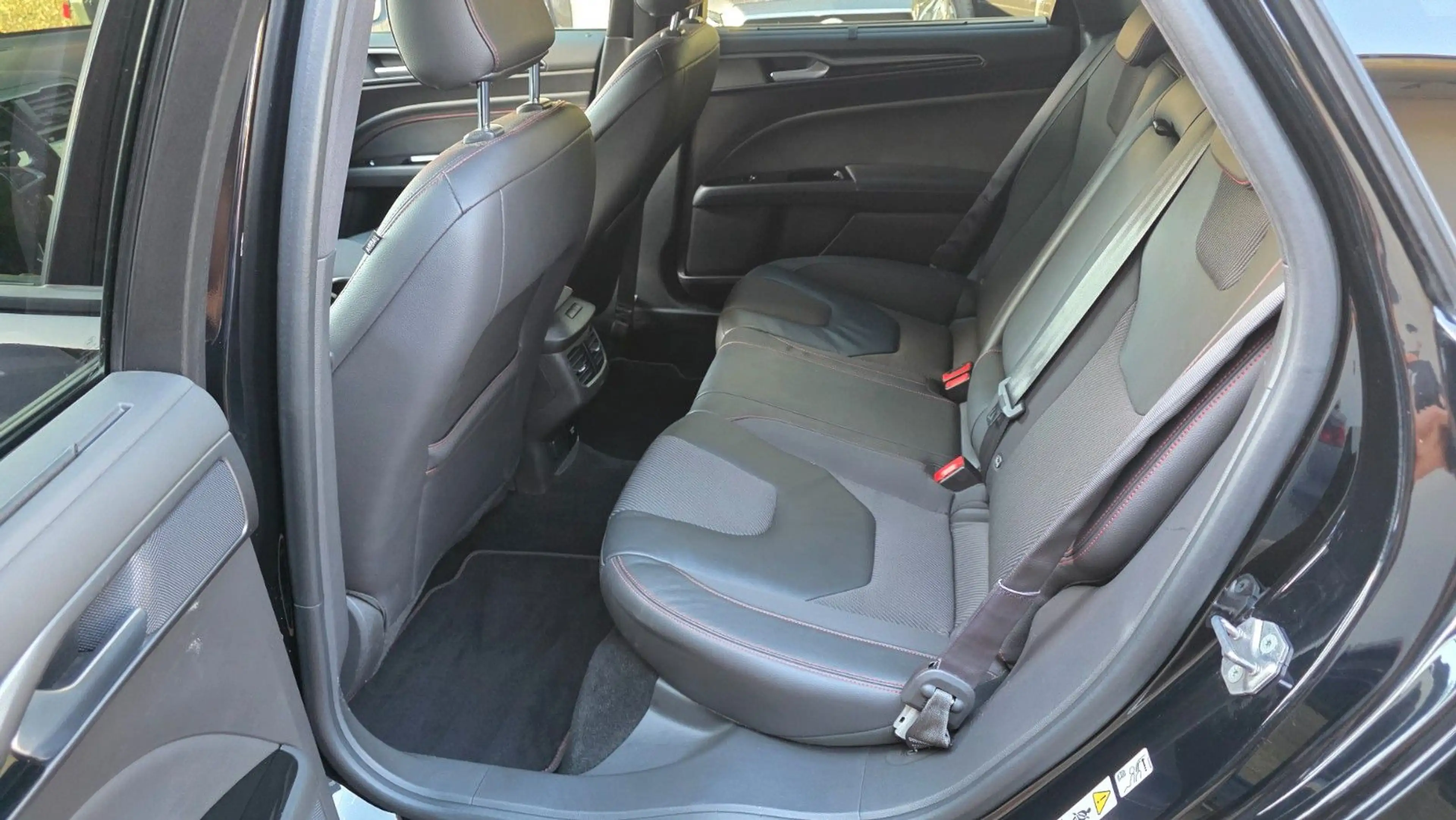 Ford Mondeo Turnier 2.0 EcoBoost ST-Line — photo 17