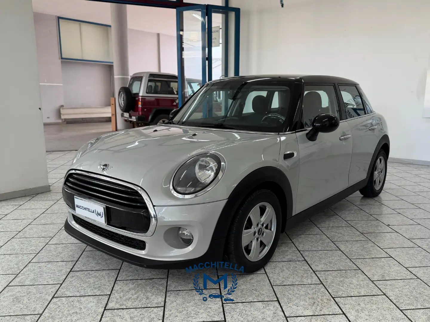 MINI Cooper D Mini IV F55 2018 5p 5p 1.5 Business auto Plateado - 2