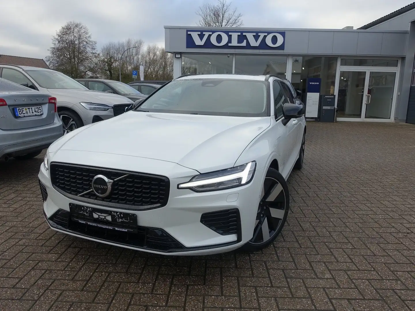 Volvo V60 Plus Dark T8 AWD Plug-in Hybrid/Pano/H&K/360 Weiß - 1