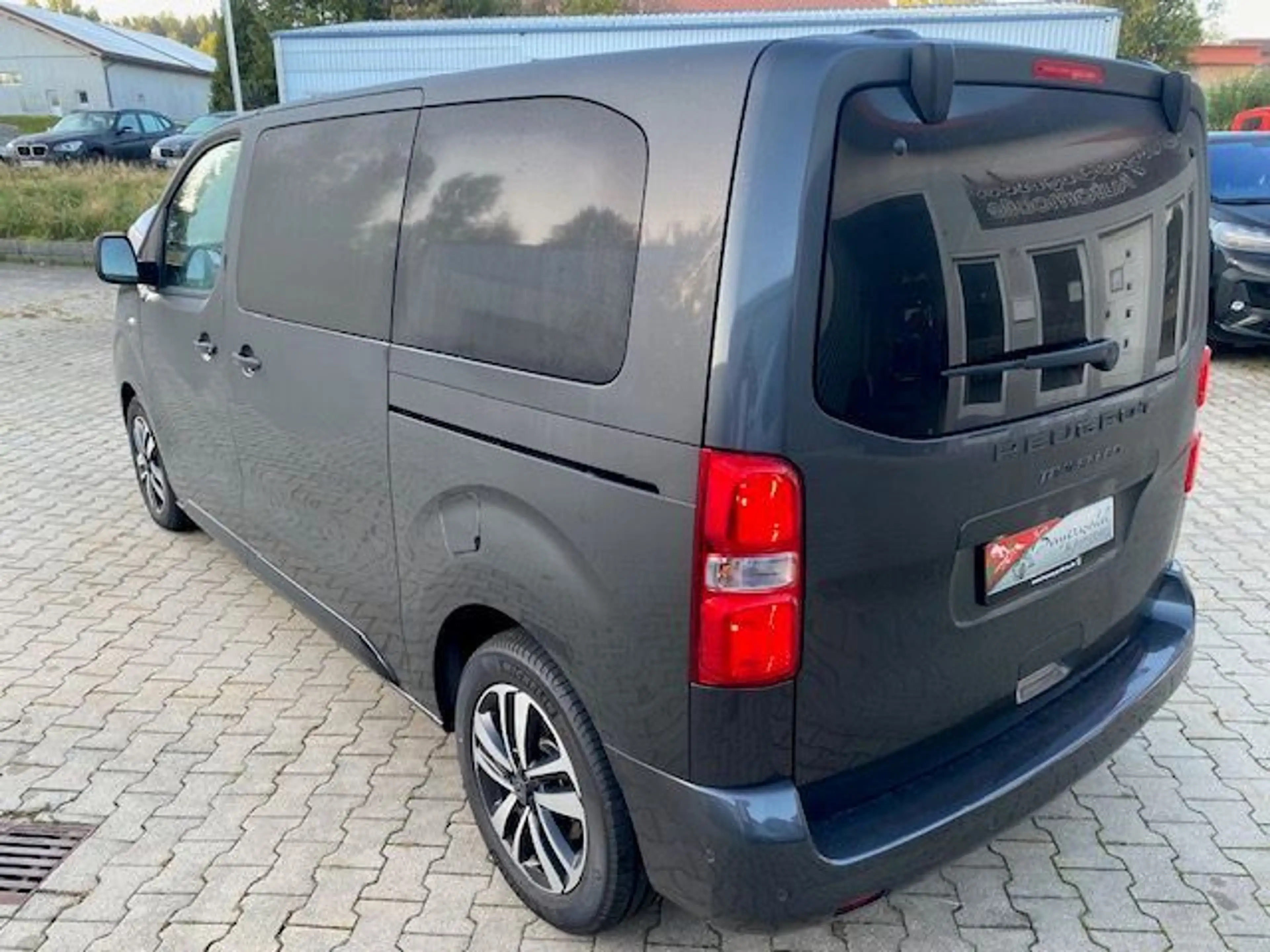 Peugeot Traveller Allure 2,2 7-Sitze M kurz Vollausstatt — photo 3