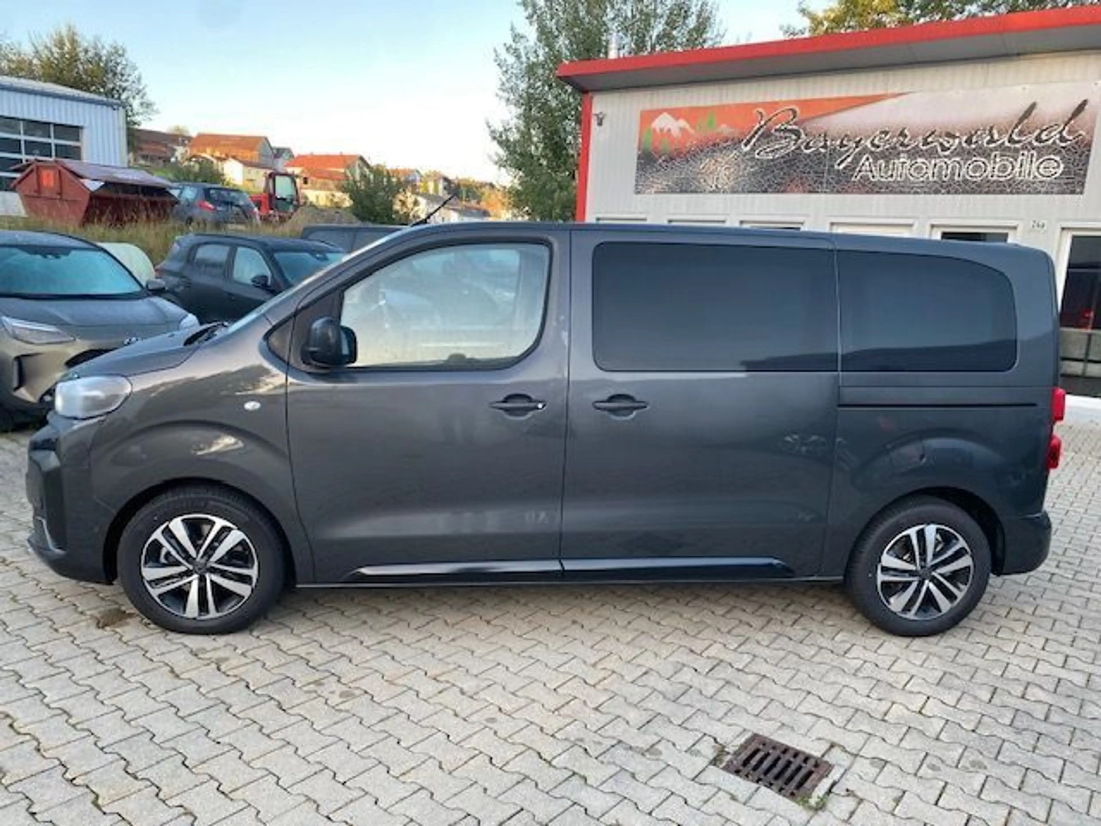 Peugeot Traveller Allure 2,2 7-Sitze M kurz Vollausstatt — photo 2