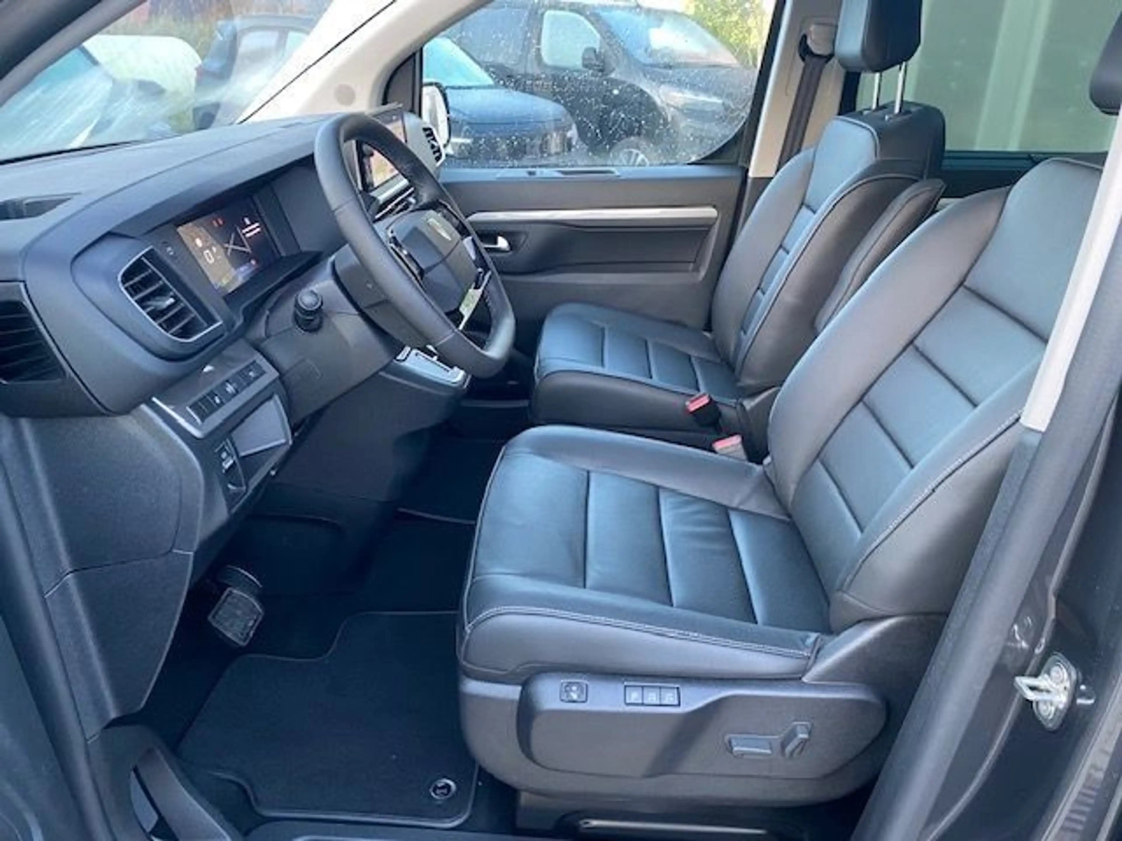 Peugeot Traveller Allure 2,2 7-Sitze M kurz Vollausstatt — photo 11