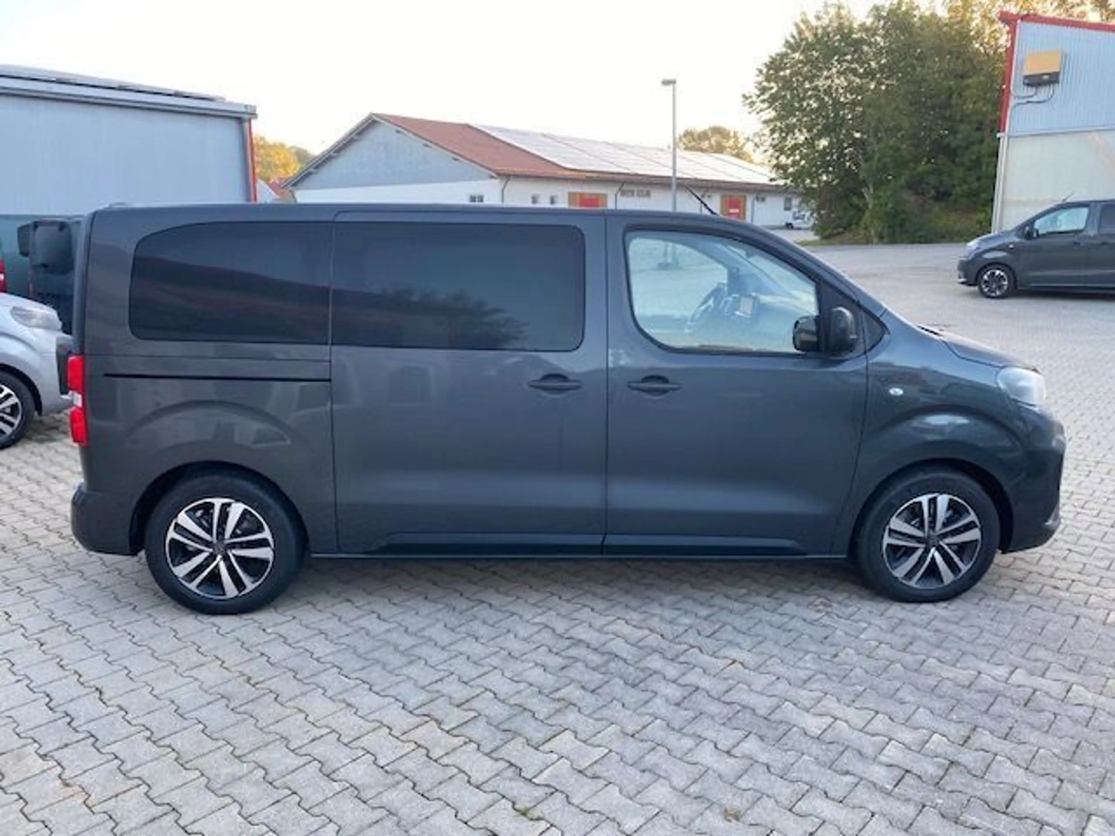 Peugeot Traveller Allure 2,2 7-Sitze M kurz Vollausstatt — photo 7