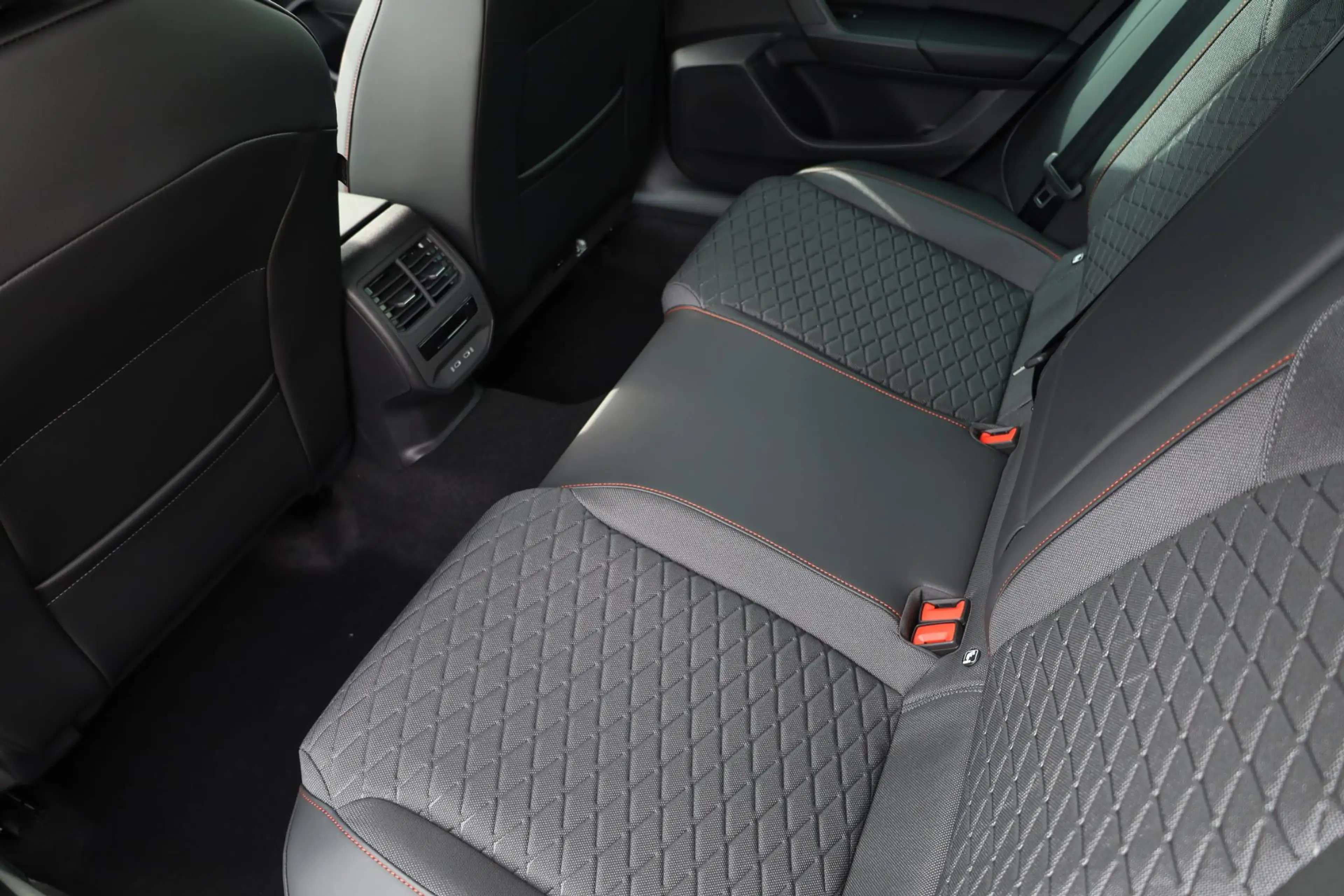 SEAT Leon e-Hybrid Sportstourer 1.5 TSI FR Business 204PK / 150kW DSG — photo 42