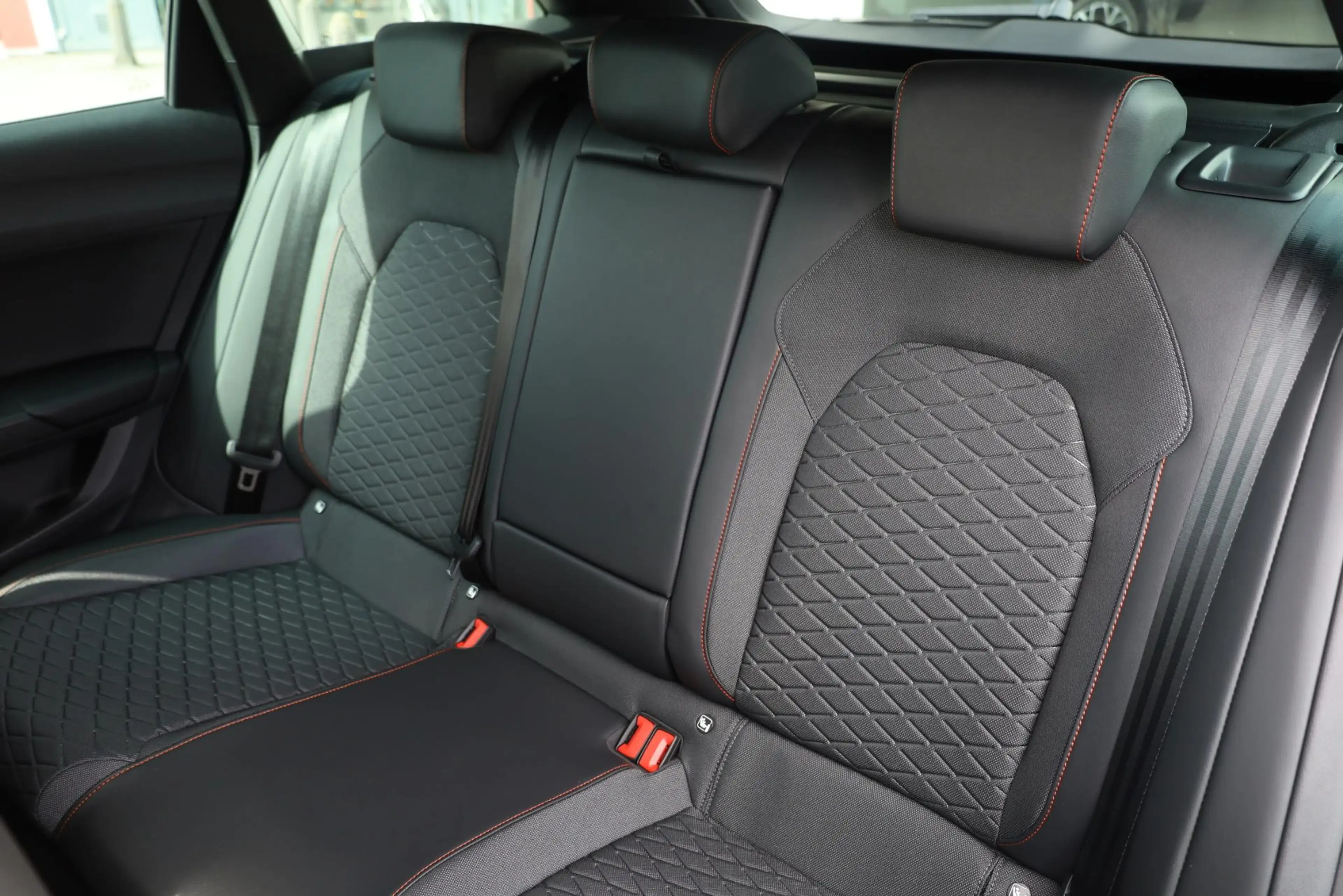 SEAT Leon e-Hybrid Sportstourer 1.5 TSI FR Business 204PK / 150kW DSG — photo 41