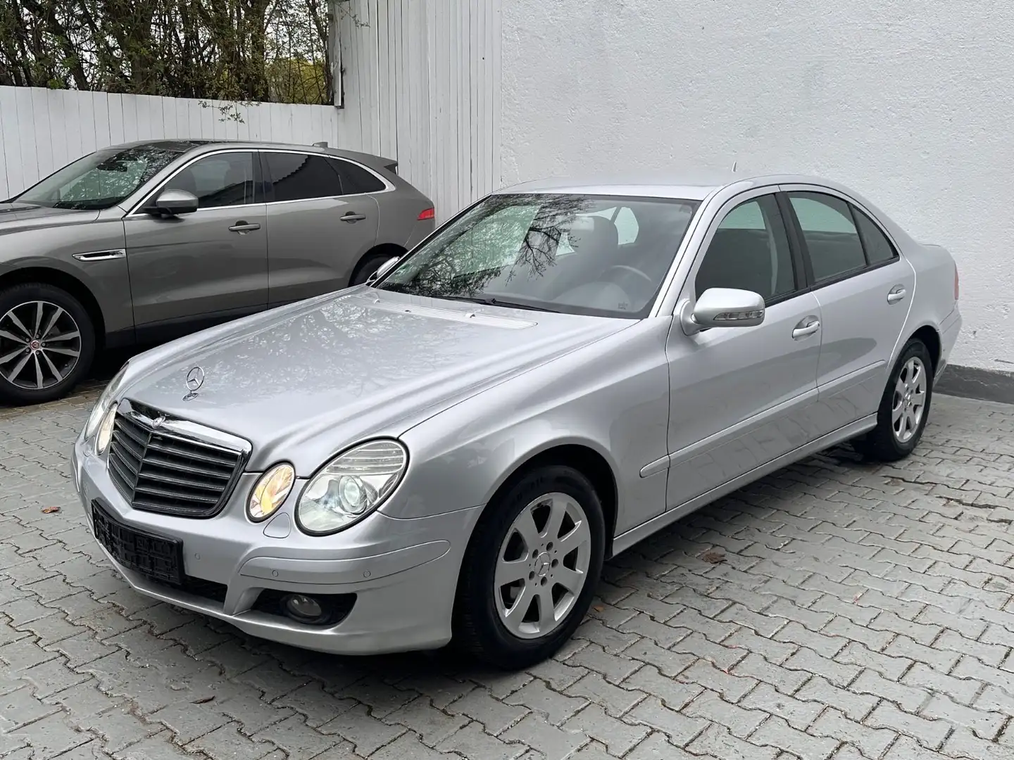Mercedes-Benz E 230 CGI Limousine/Shz/Klima-Auto/PDC/Navi Plateado - 1