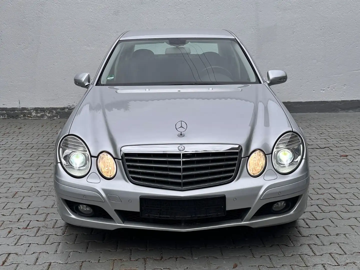 Mercedes-Benz E 230 CGI Limousine/Shz/Klima-Auto/PDC/Navi Plateado - 2