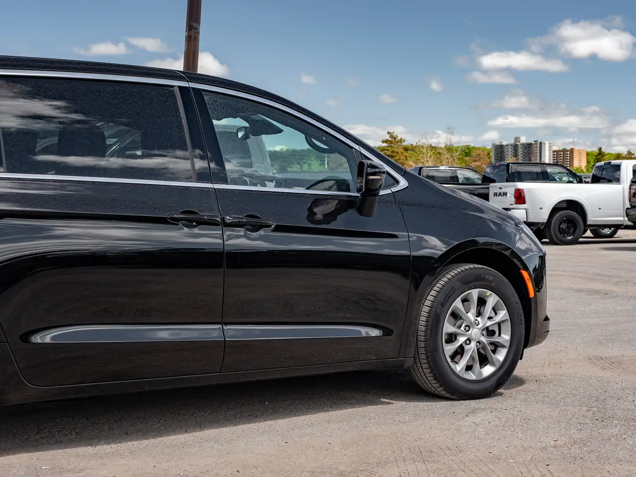 Chrysler Pacifica photo Chrysler Pacifica