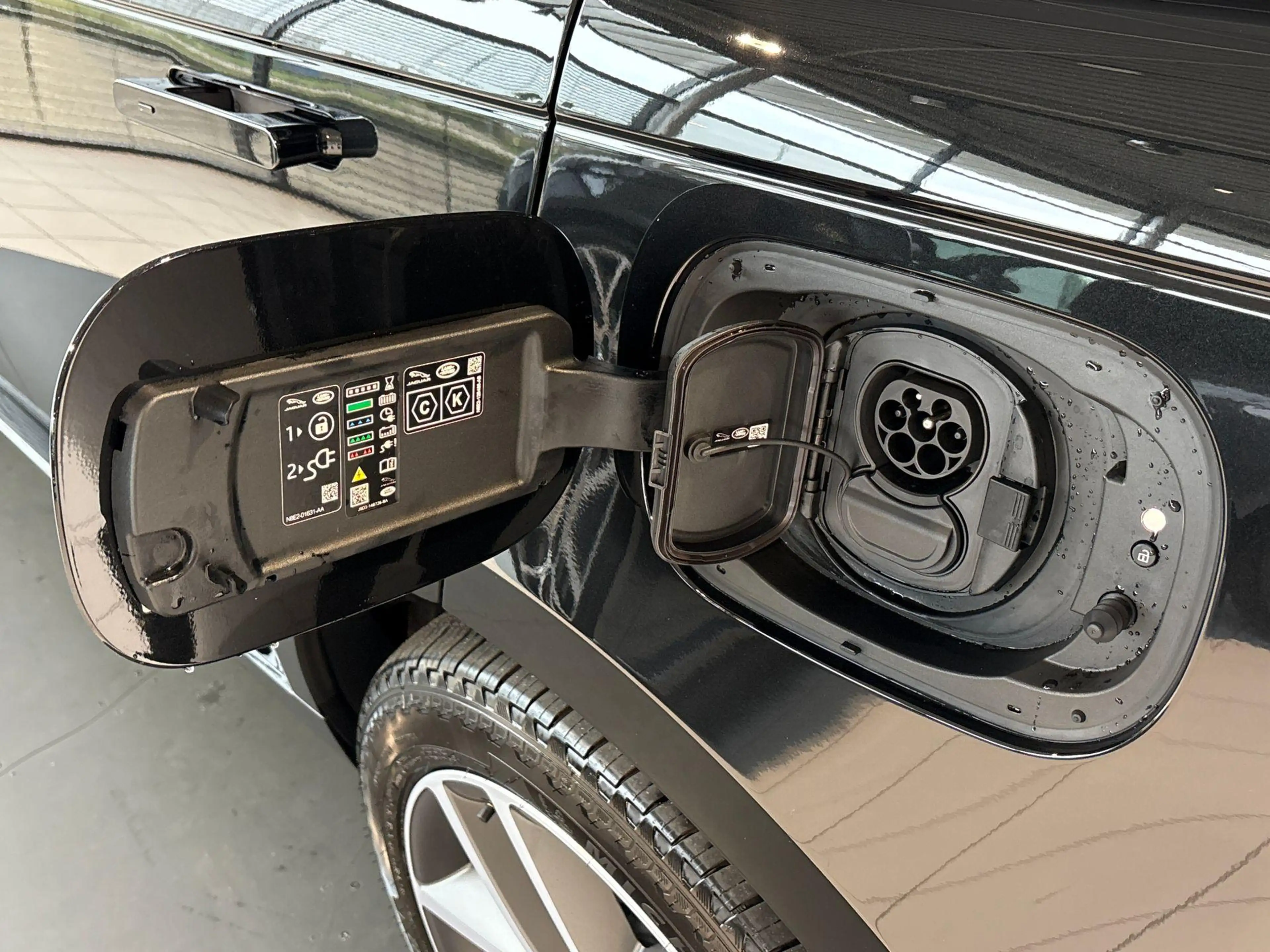 Land Rover Range Rover P460e HSE | Towing Pack | Comfort Pack — photo 22