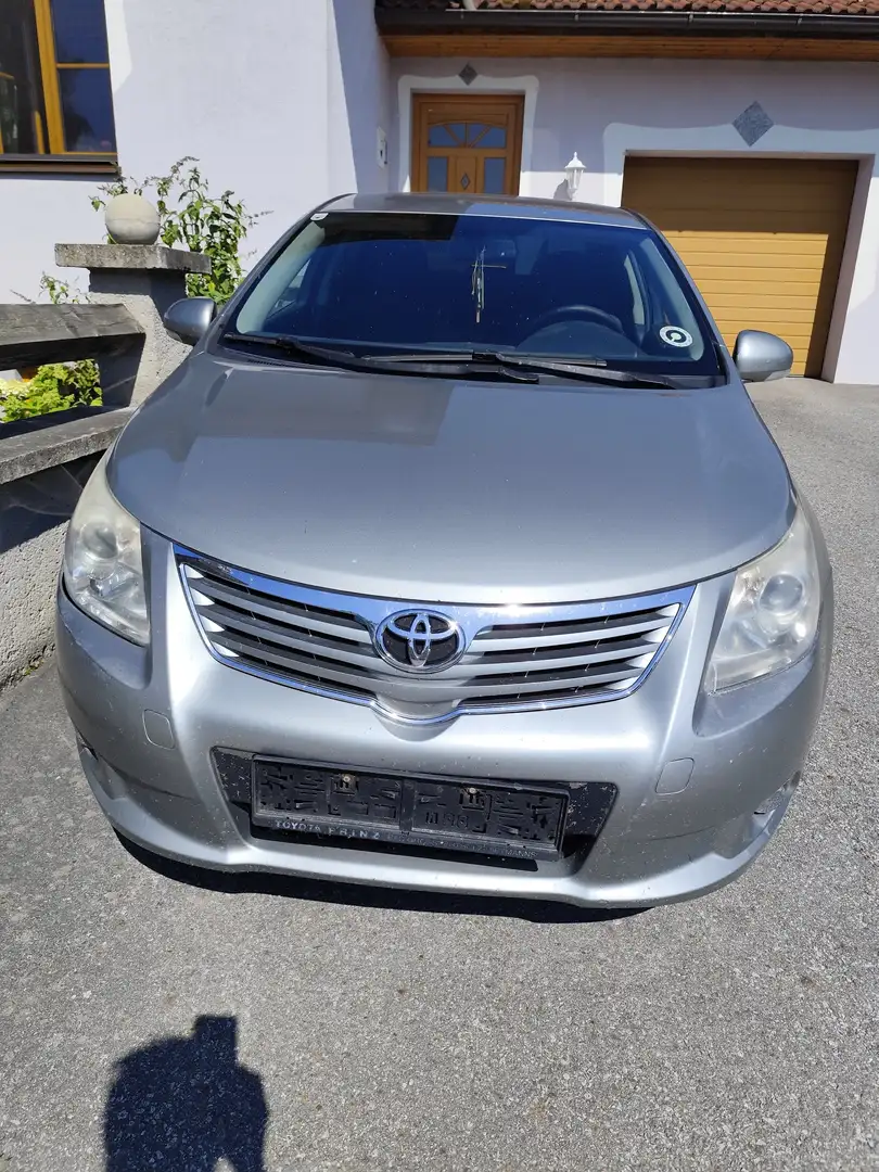 Toyota Avensis 1,6 Valvematic High Silber - 1