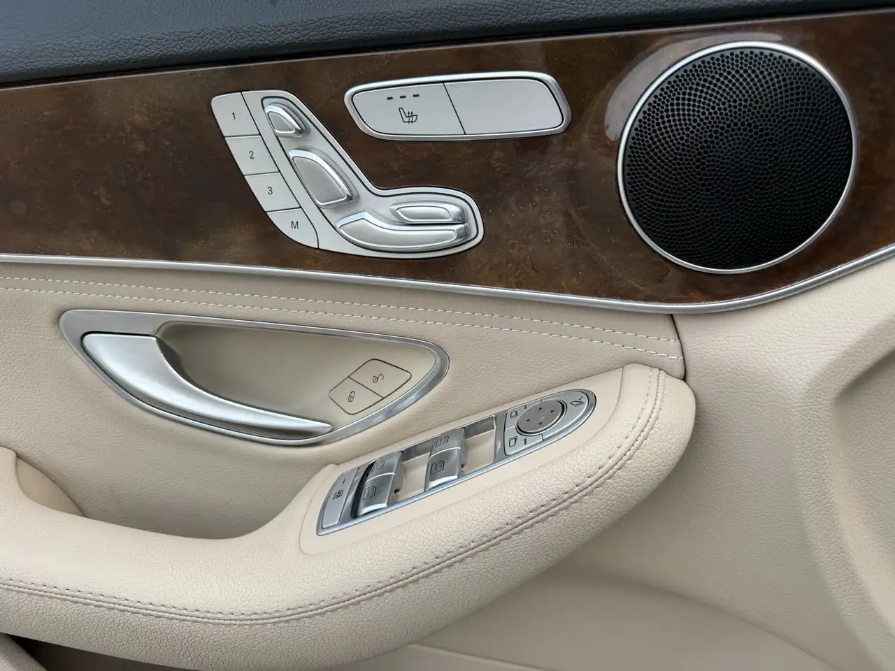 Mercedes-Benz C-Class снимка Mercedes-Benz C-Class