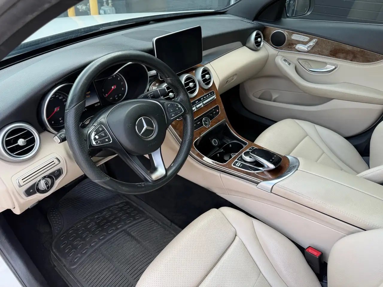 Mercedes-Benz C-Class снимка Mercedes-Benz C-Class