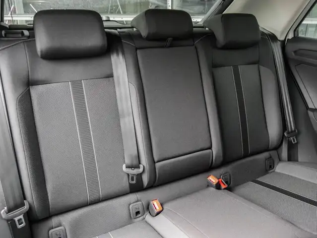 Volkswagen T-Roc view 5