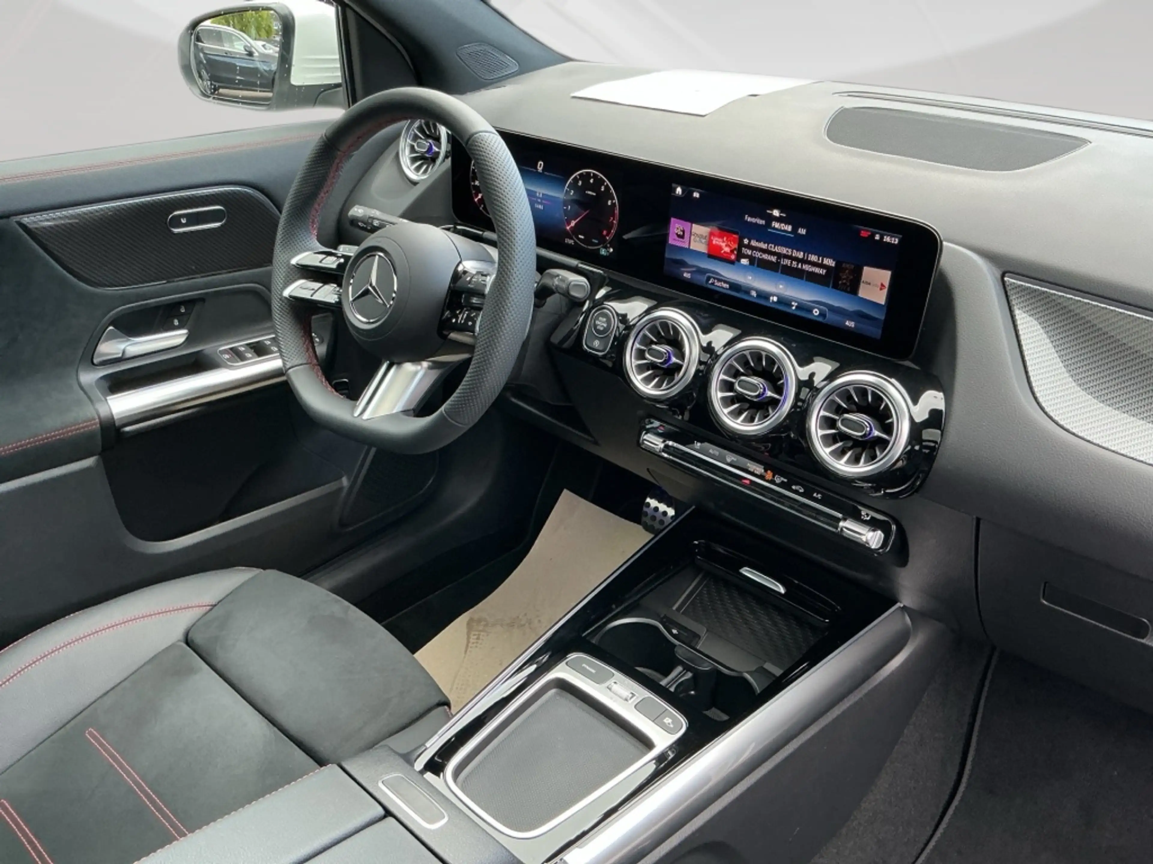 Mercedes-Benz GLA 250 4M AMG 360 DISTR KAMERA PANO SPUR PDC — photo 11