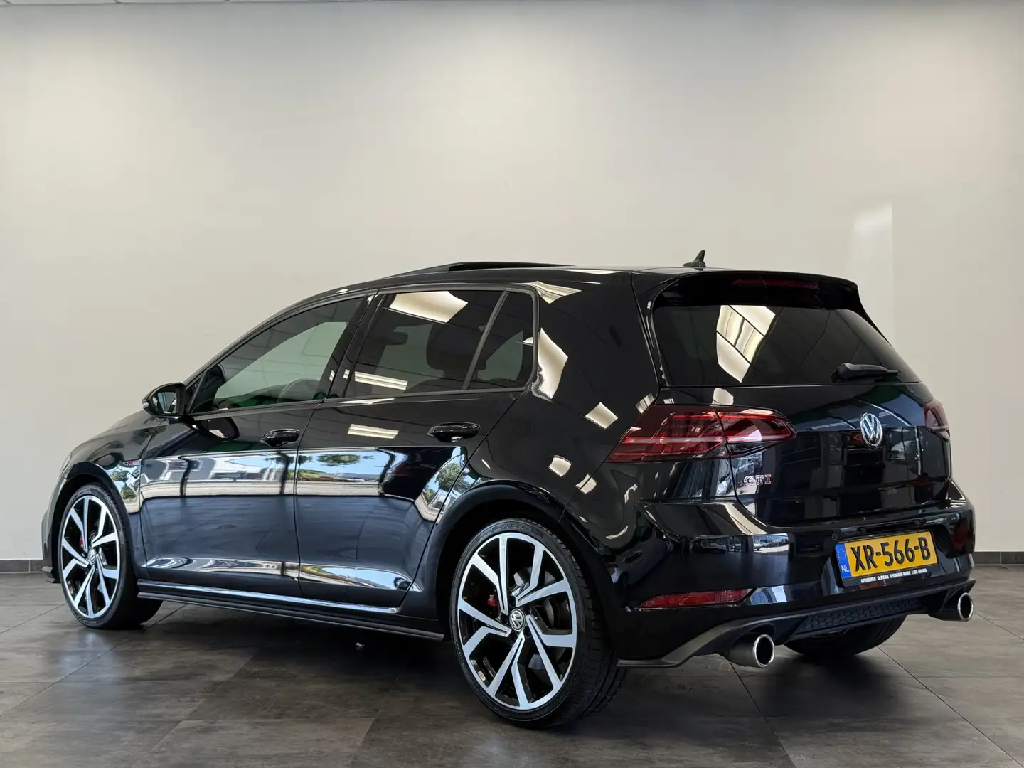 Volkswagen Golf GTI 2.0 TSI Performance Panoramadak Cruise/Climate Zwart - 2
