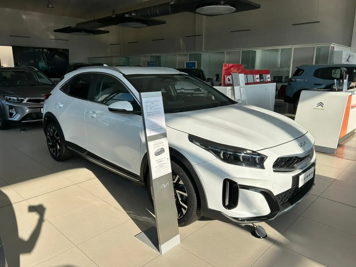 Kia XCeed 1.0 TGDi 100cv BUSINESS KM ZERO Weiß - 1