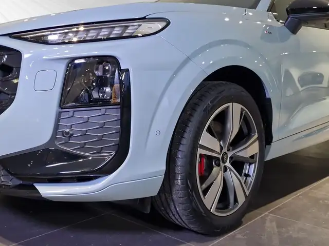 Audi Q3 view 6